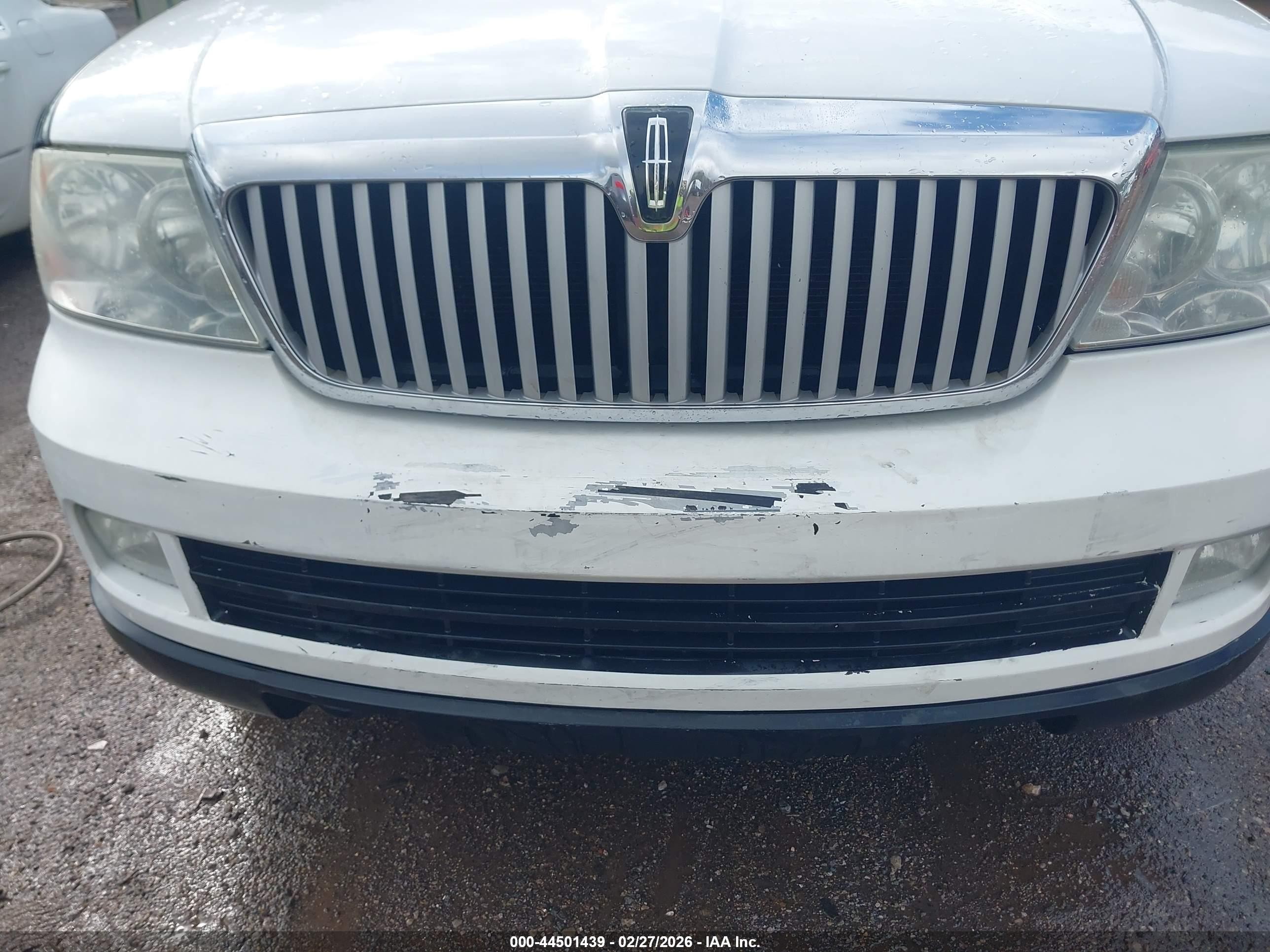 2005 Lincoln Navigator   White vin: 5LMFU28585LJ16877