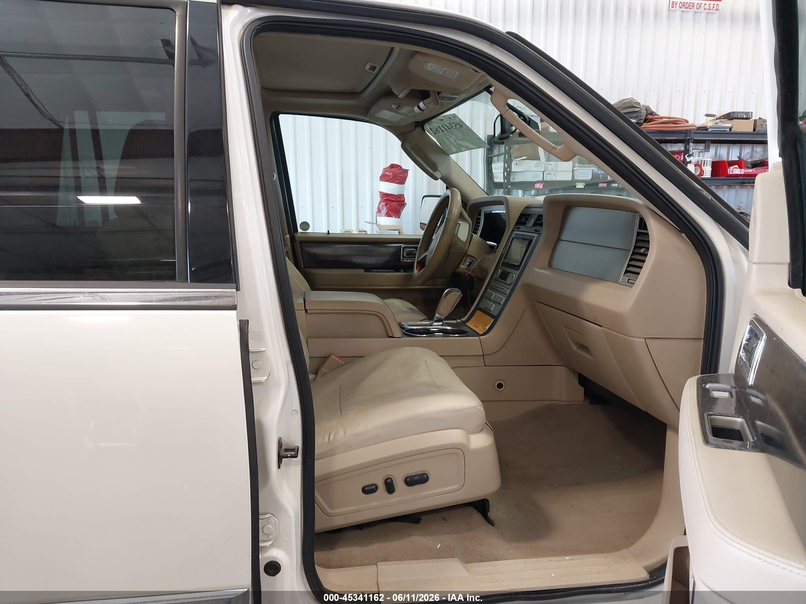 2007 Lincoln Navigator Ultimate White vin: 5LMFU28587LJ07468