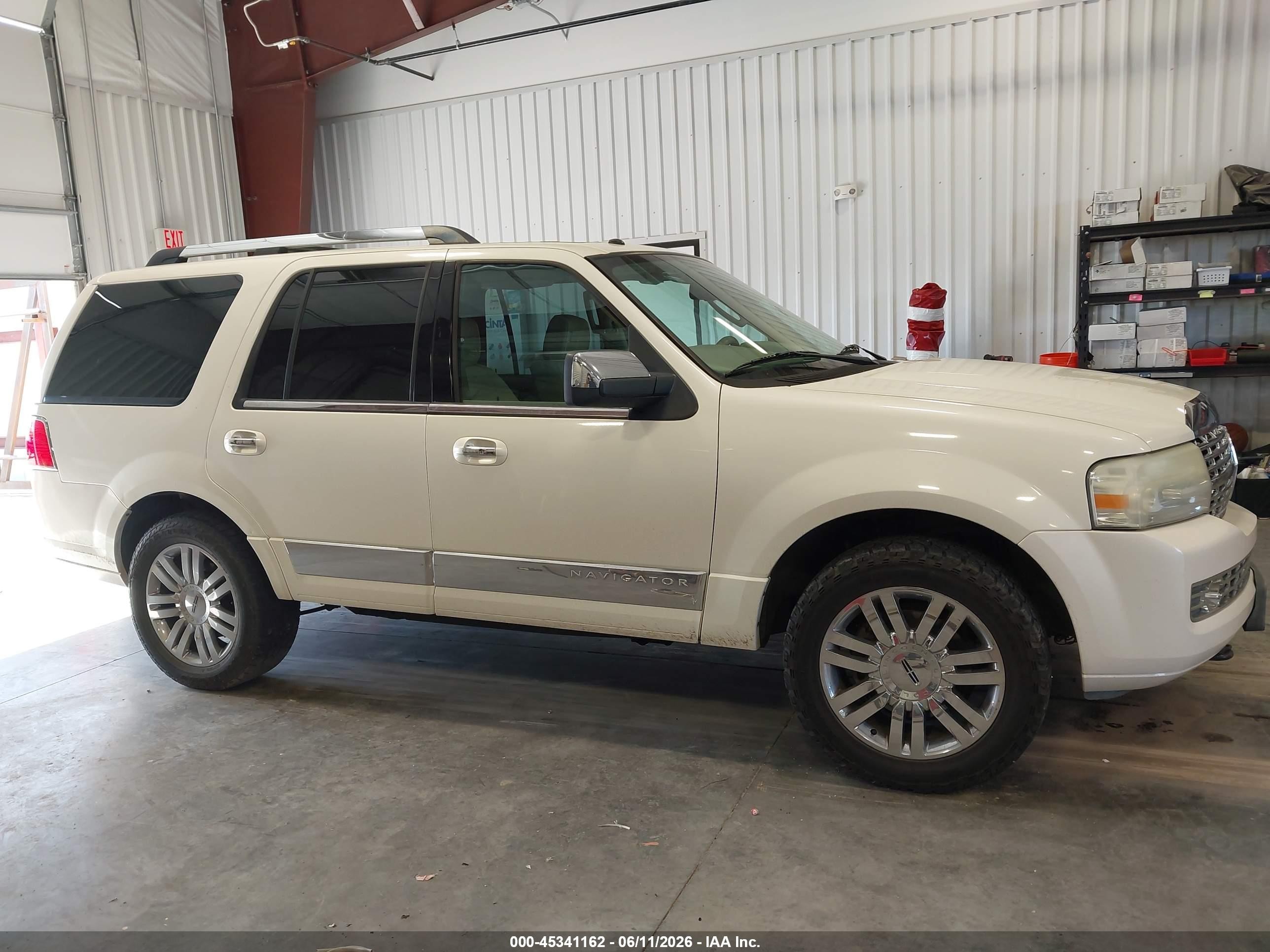 2007 Lincoln Navigator Ultimate White vin: 5LMFU28587LJ07468