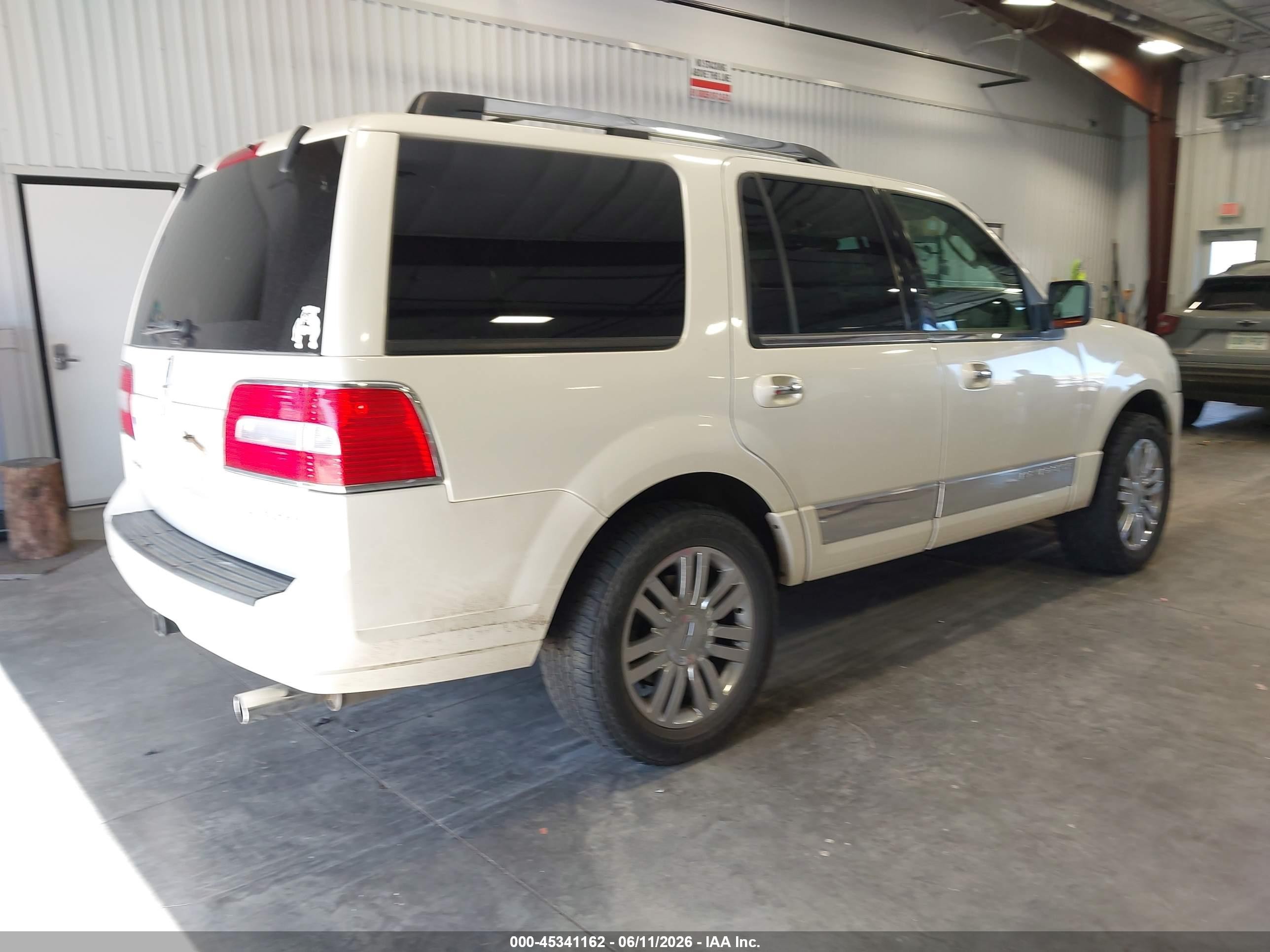 2007 Lincoln Navigator Ultimate White vin: 5LMFU28587LJ07468