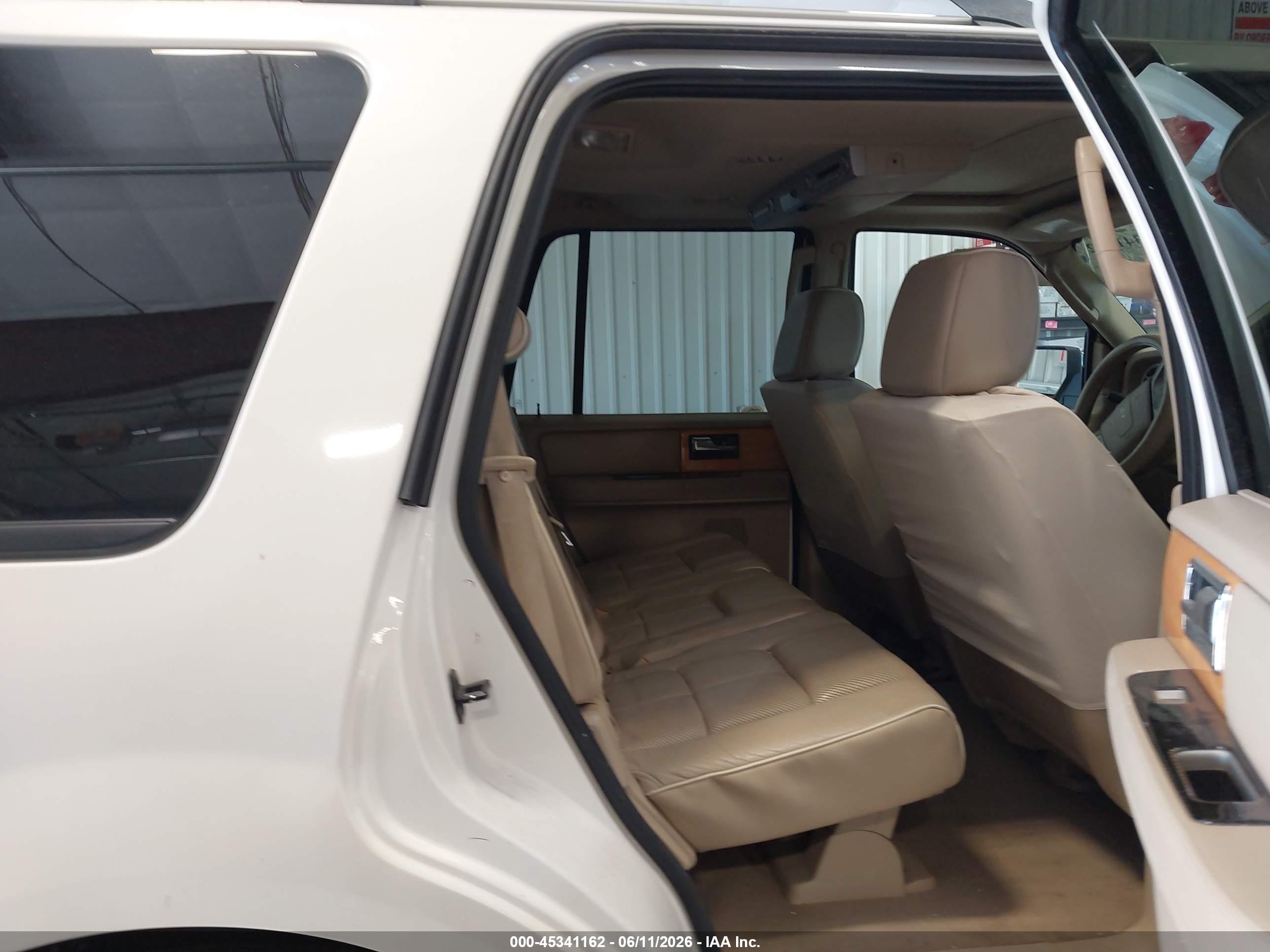 2007 Lincoln Navigator Ultimate White vin: 5LMFU28587LJ07468