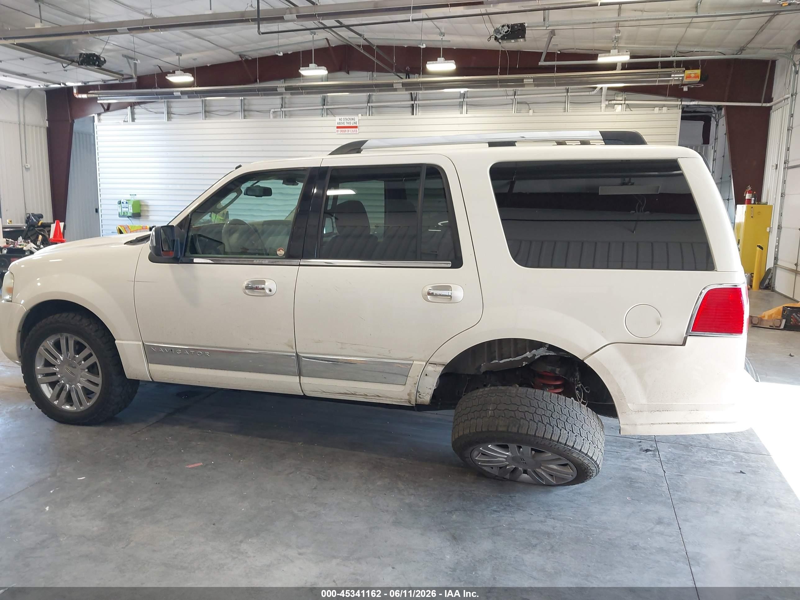 2007 Lincoln Navigator Ultimate White vin: 5LMFU28587LJ07468