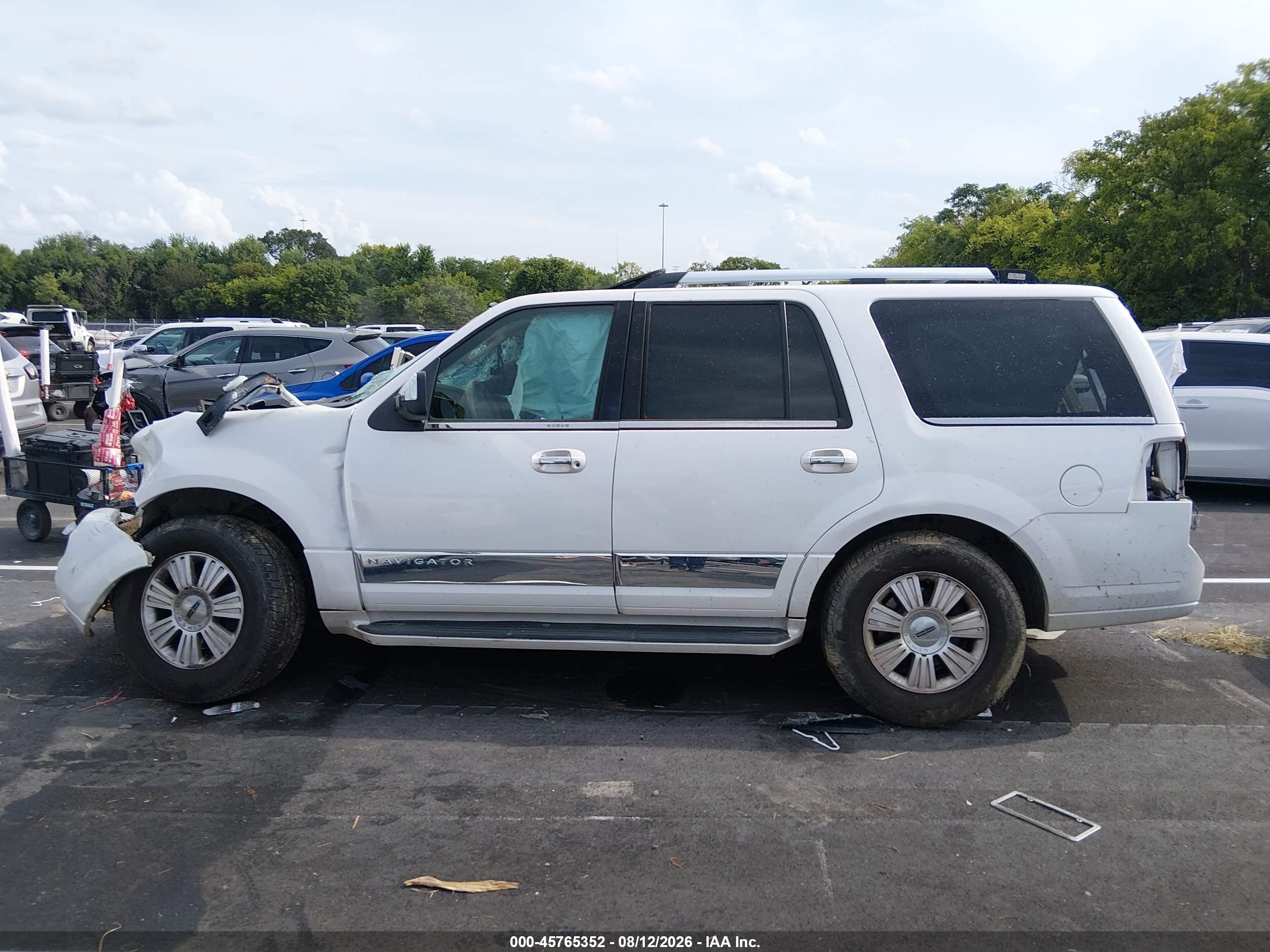 2009 Lincoln Navigator   White vin: 5LMFU28589EJ01080