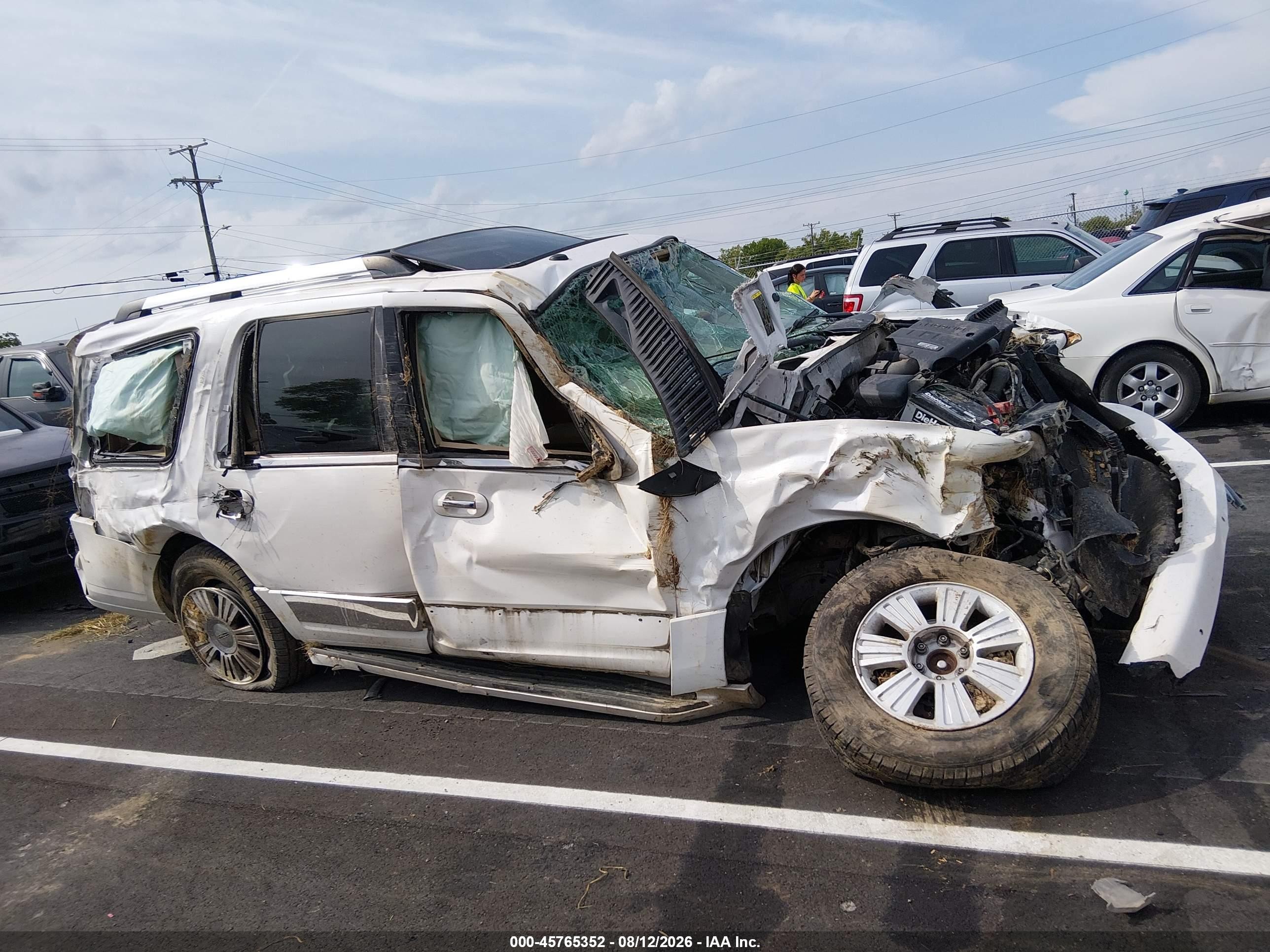 2009 Lincoln Navigator   White vin: 5LMFU28589EJ01080
