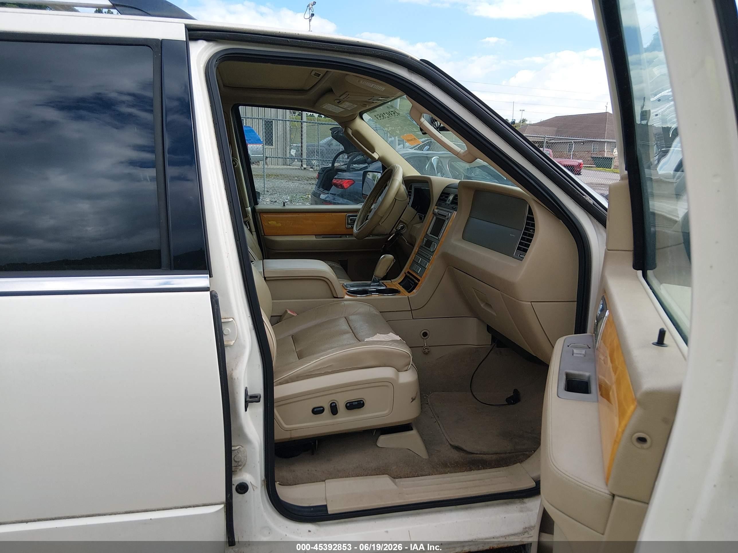 2007 Lincoln Navigator   White vin: 5LMFU285X7LJ19931