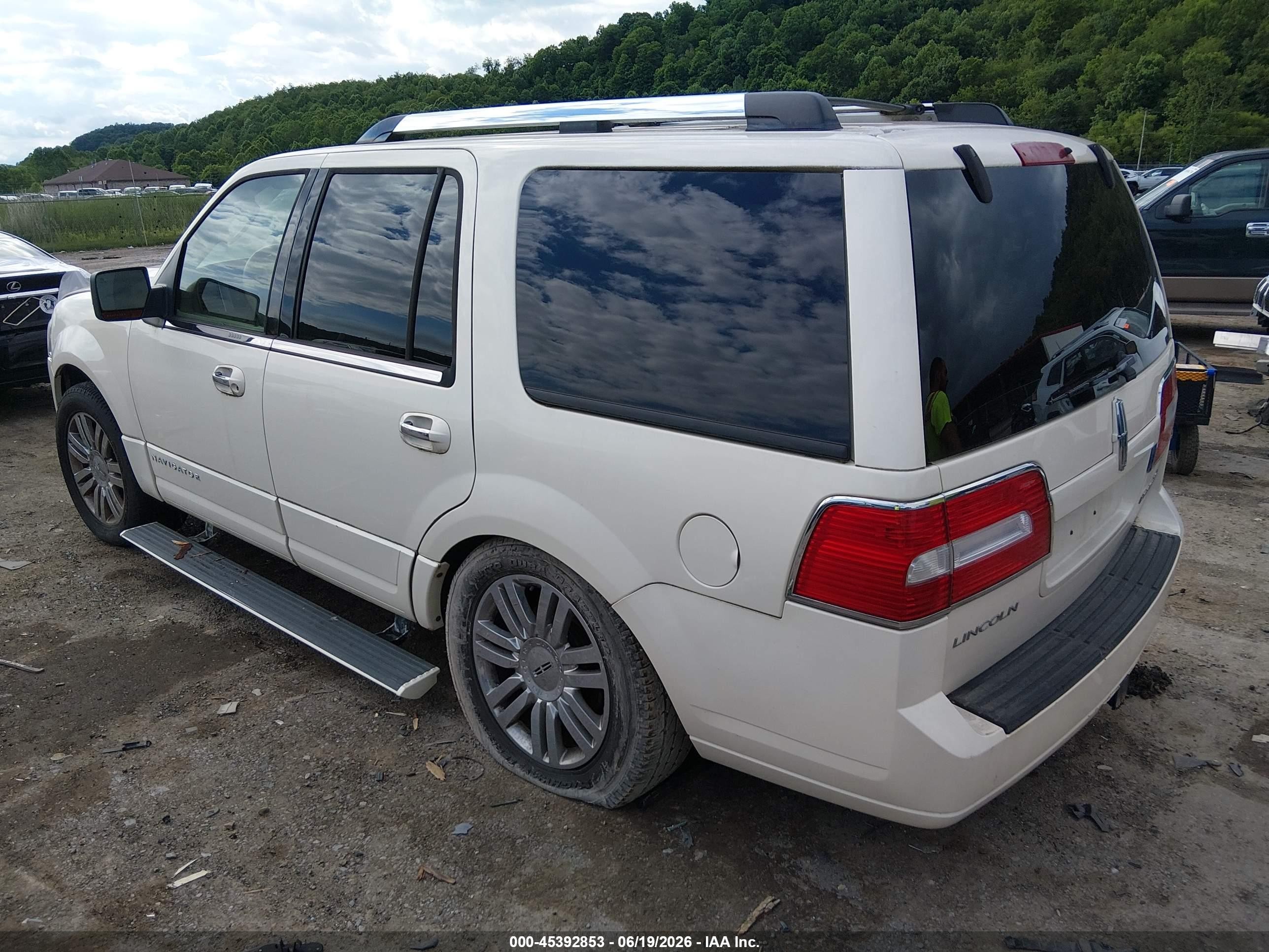 2007 Lincoln Navigator   White vin: 5LMFU285X7LJ19931