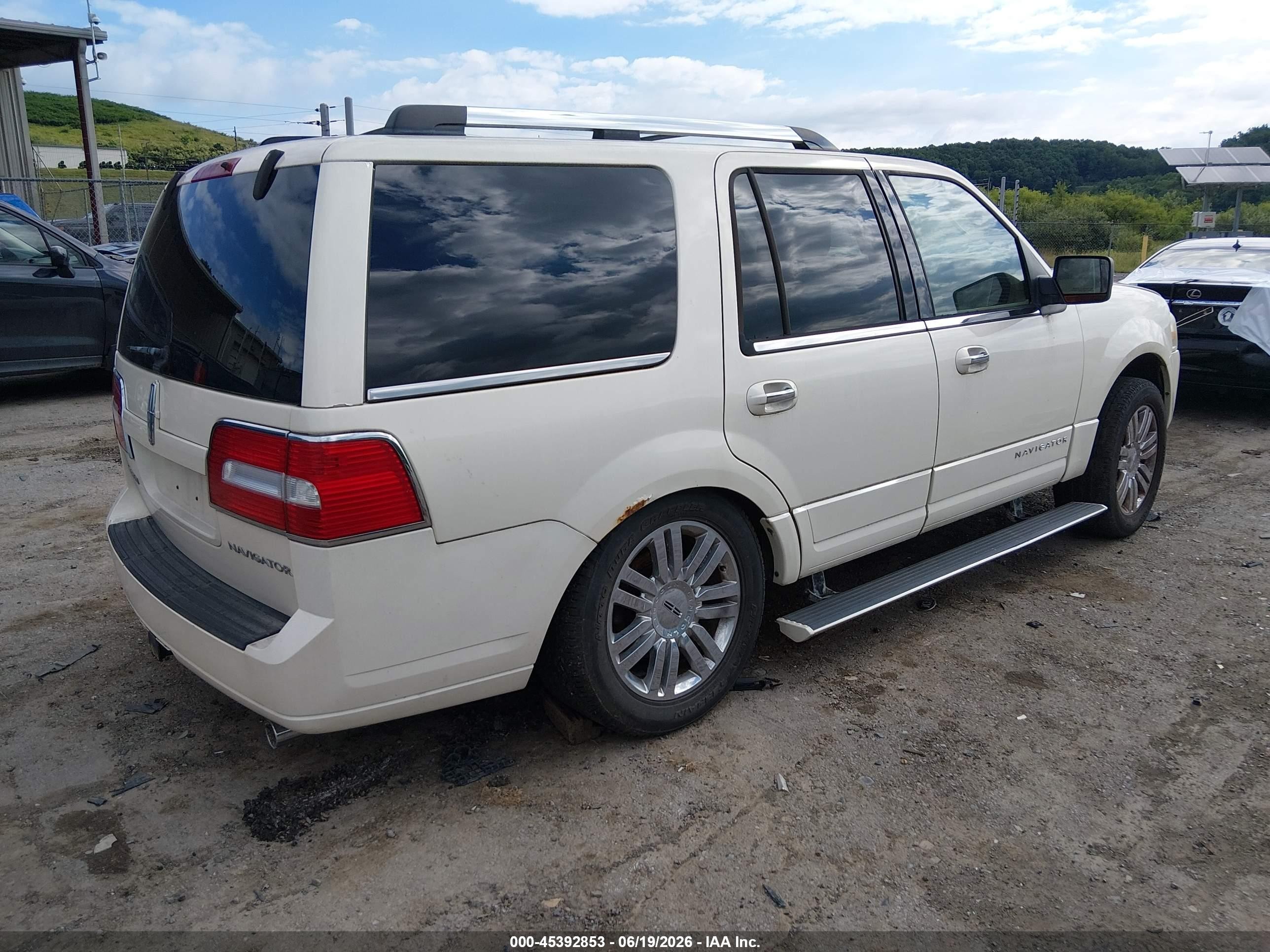 2007 Lincoln Navigator   White vin: 5LMFU285X7LJ19931