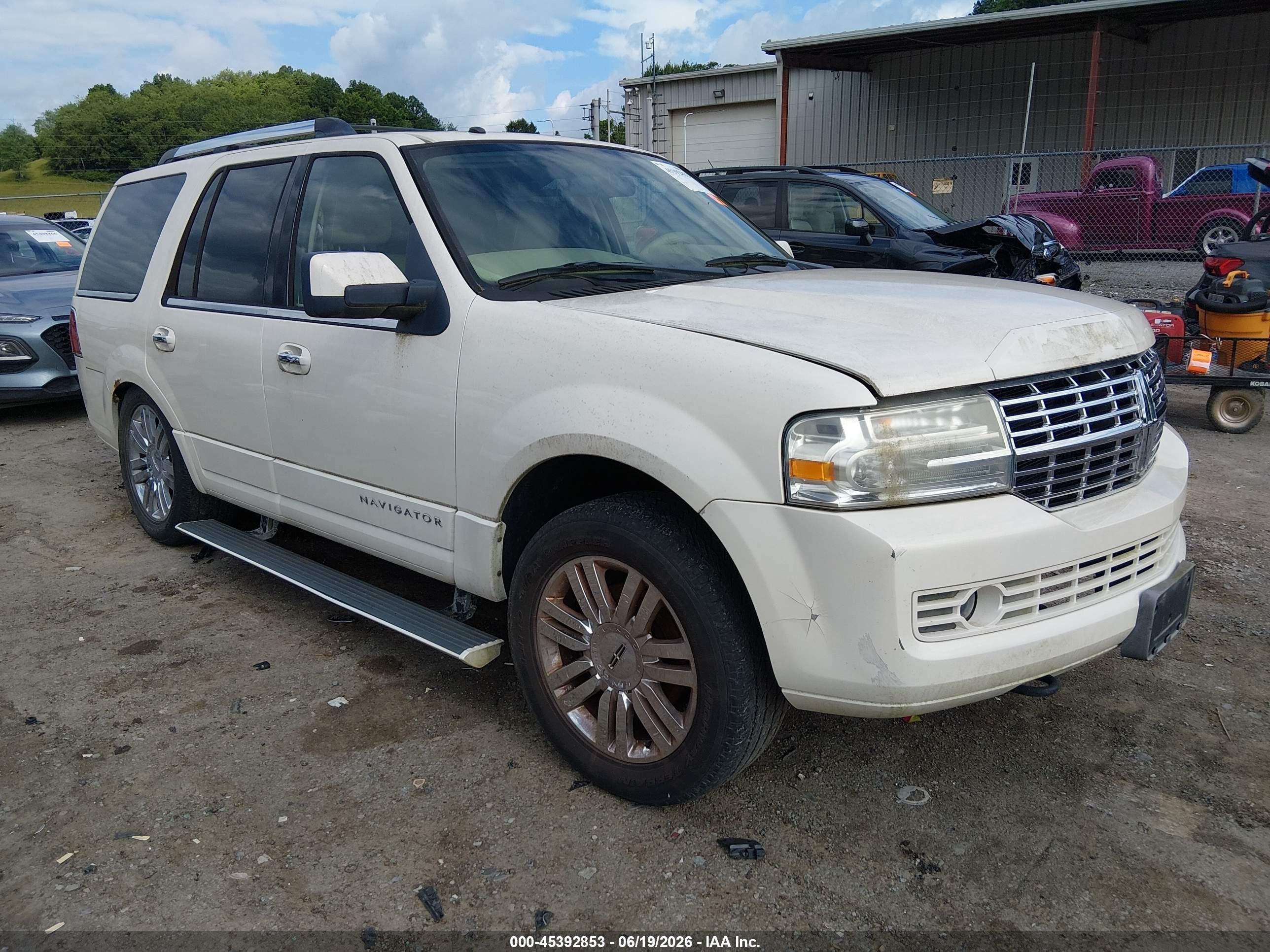 2007 Lincoln Navigator   White vin: 5LMFU285X7LJ19931