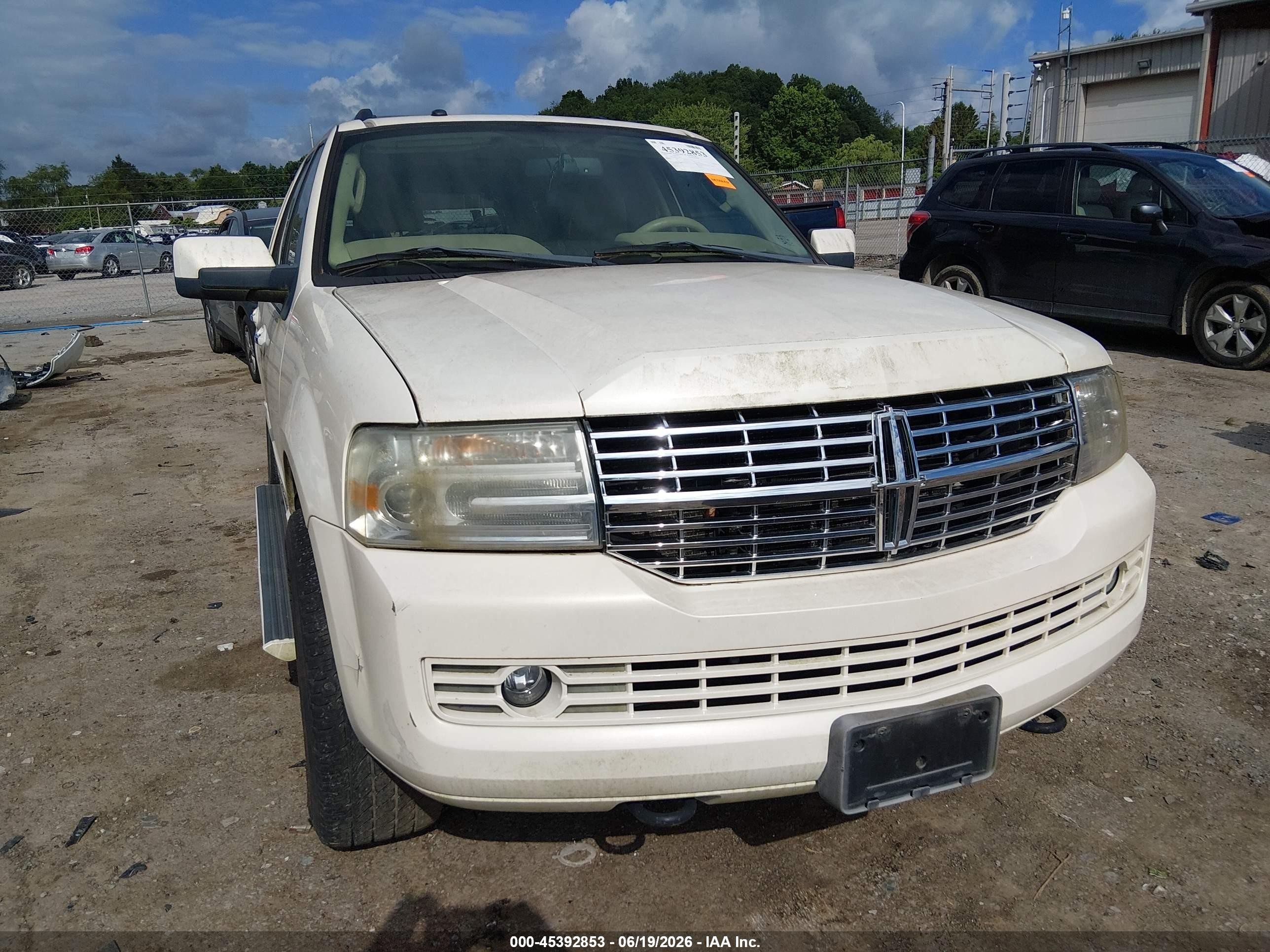 2007 Lincoln Navigator   White vin: 5LMFU285X7LJ19931