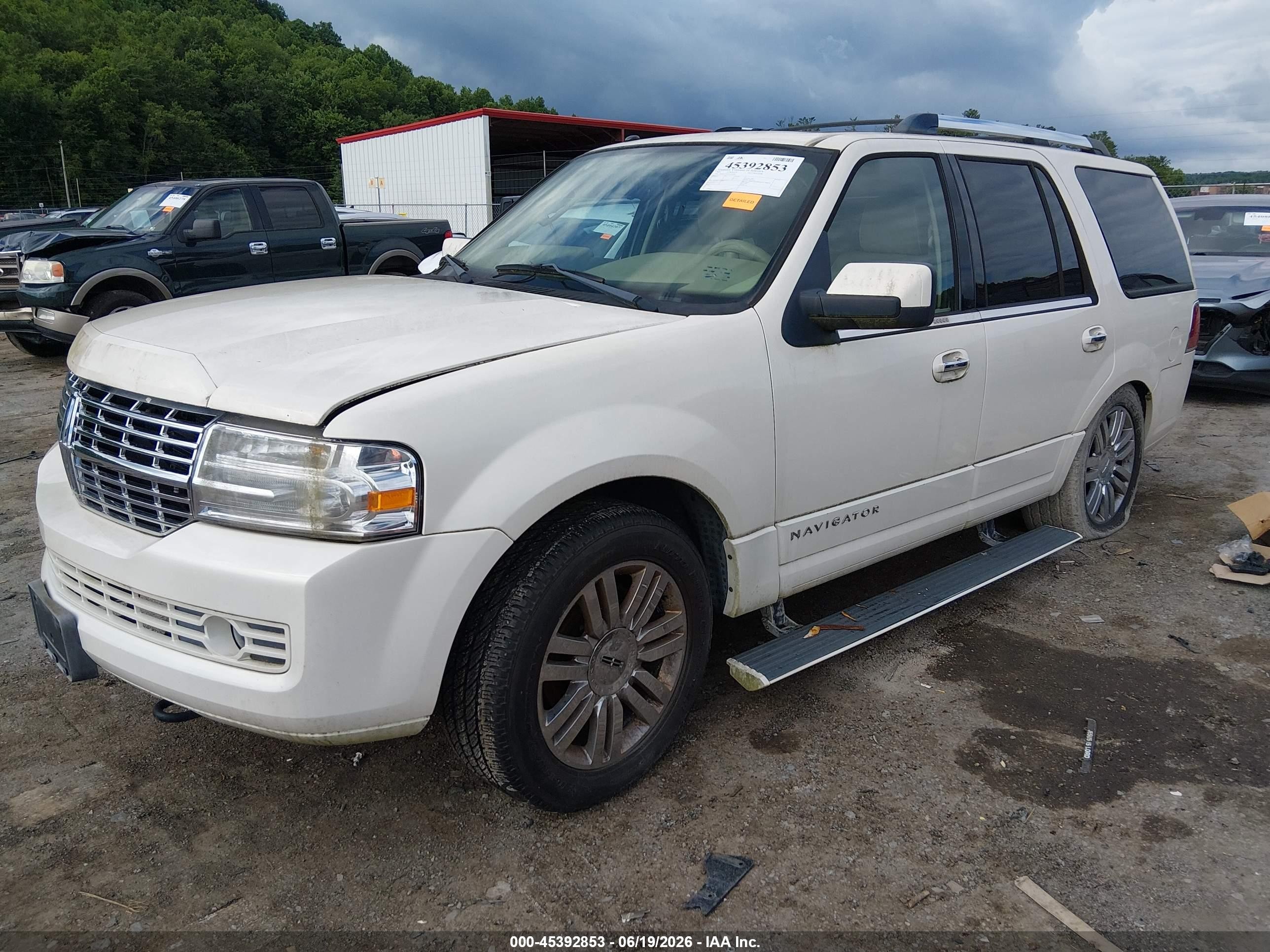 2007 Lincoln Navigator   White vin: 5LMFU285X7LJ19931