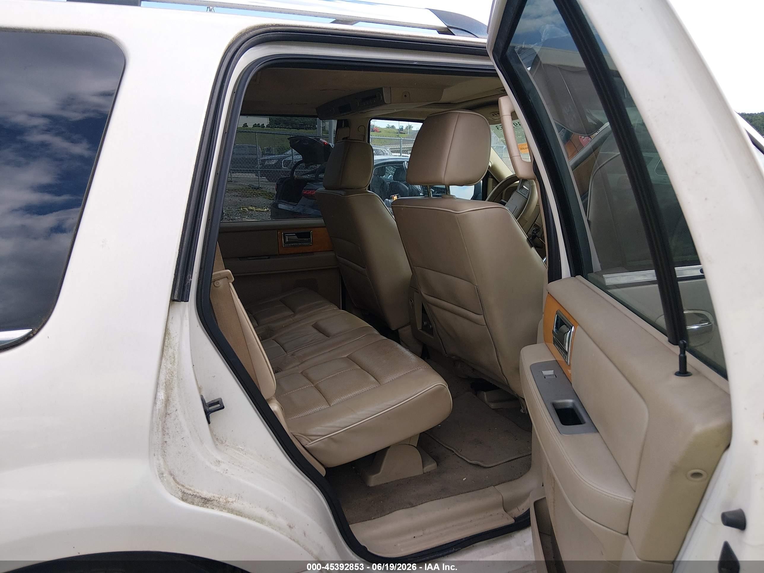 2007 Lincoln Navigator   White vin: 5LMFU285X7LJ19931