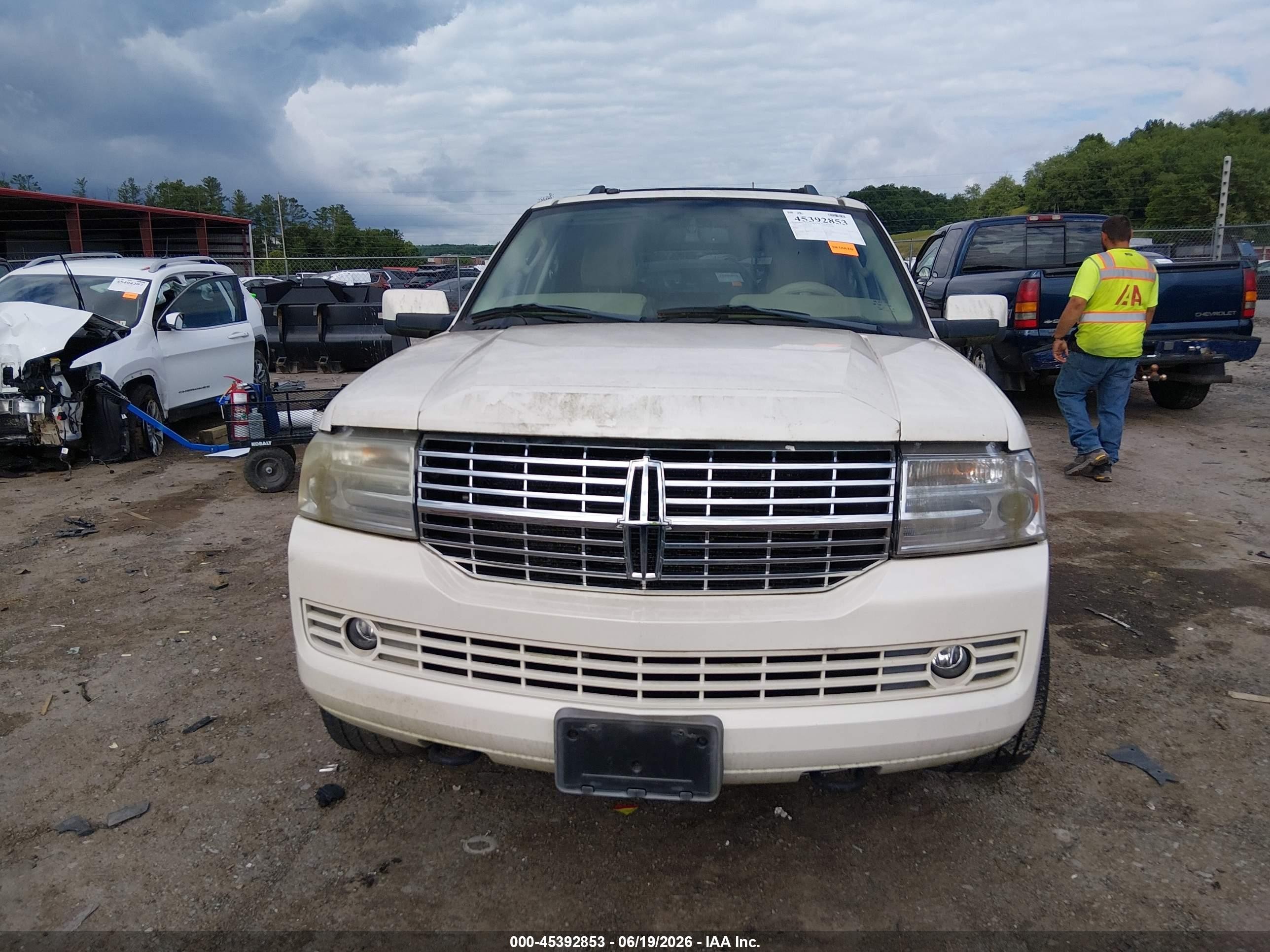 2007 Lincoln Navigator   White vin: 5LMFU285X7LJ19931