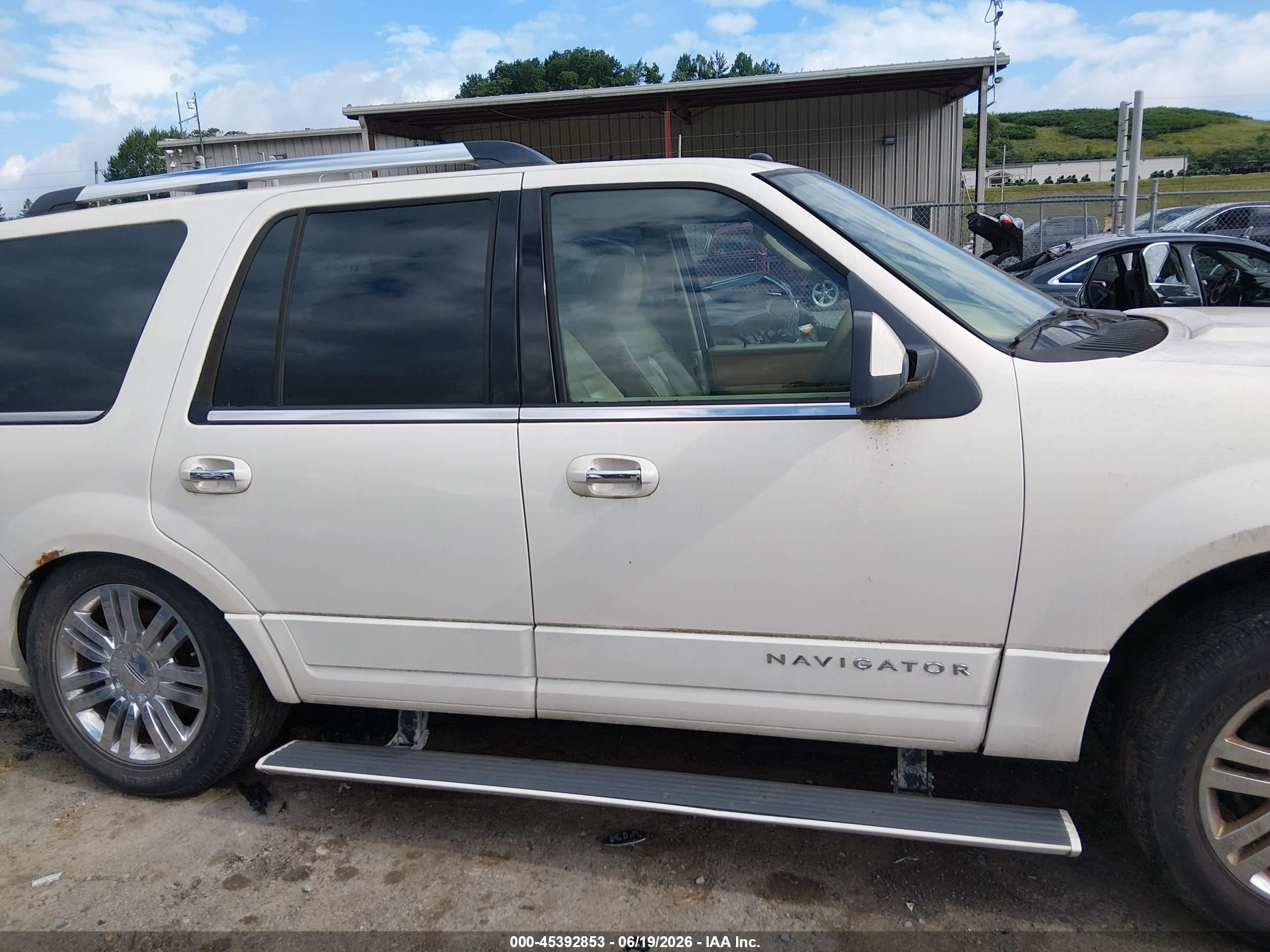 2007 Lincoln Navigator   White vin: 5LMFU285X7LJ19931
