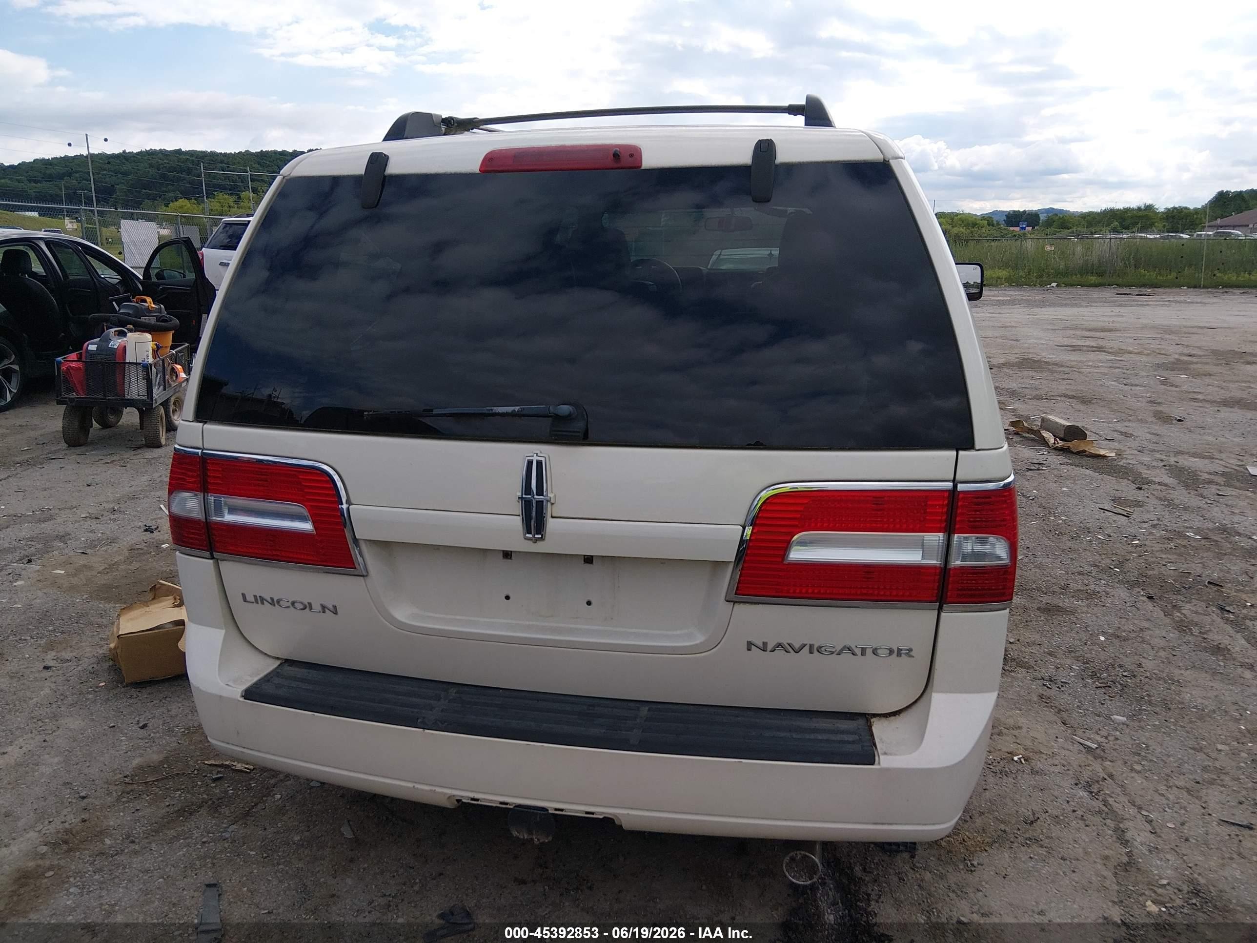 2007 Lincoln Navigator   White vin: 5LMFU285X7LJ19931