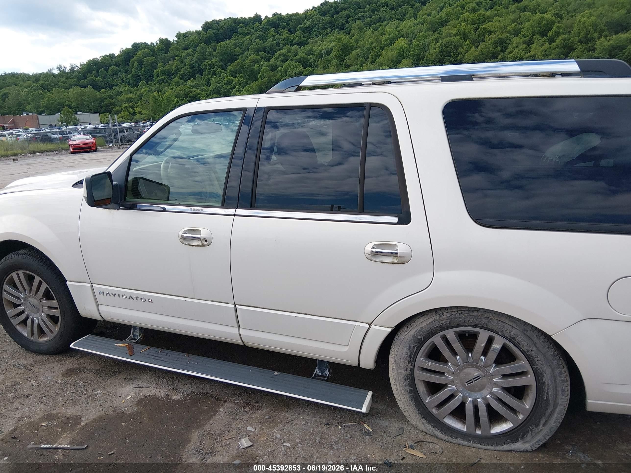 2007 Lincoln Navigator   White vin: 5LMFU285X7LJ19931
