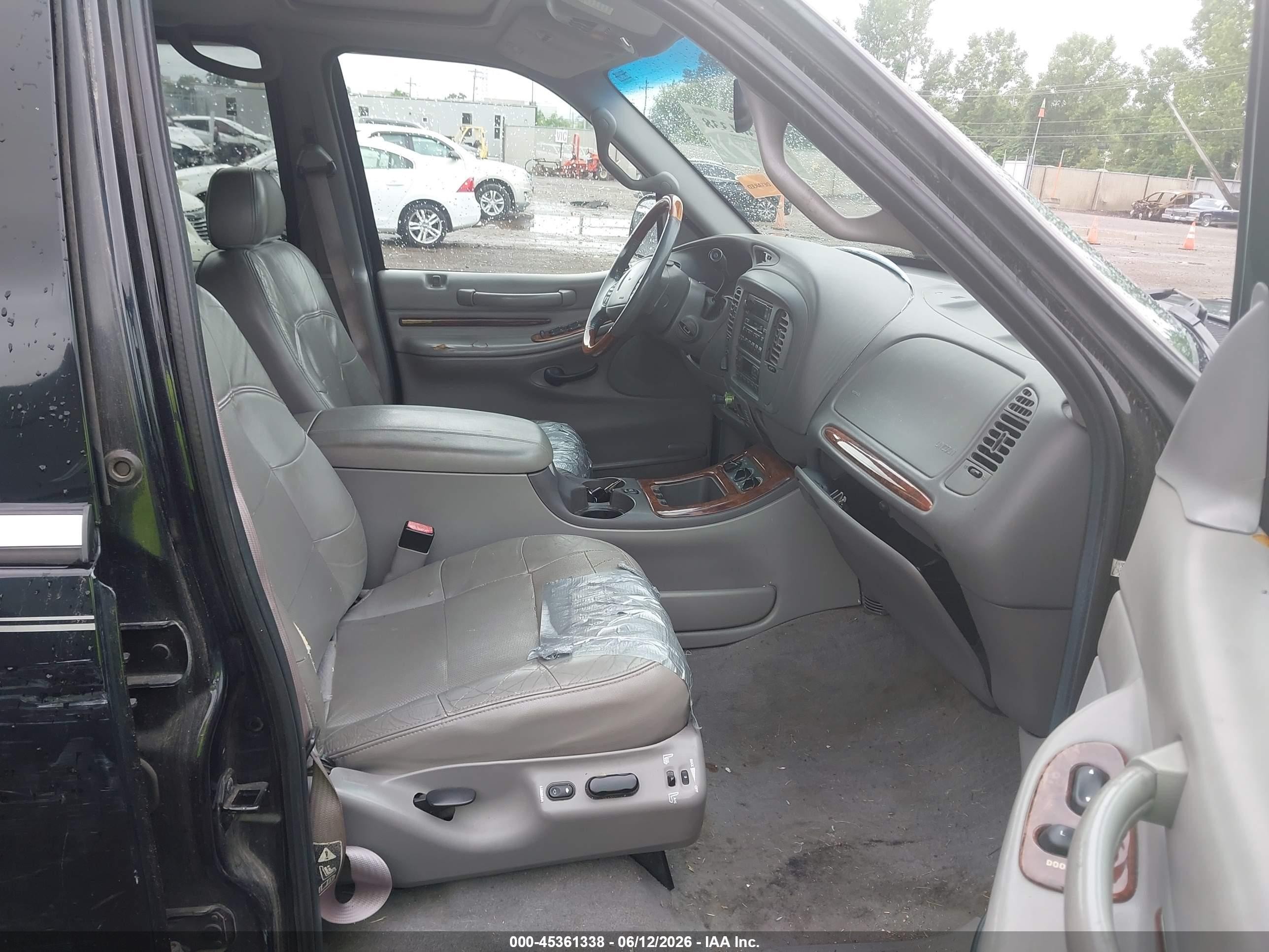 2001 Lincoln Navigator   Black vin: 5LMFU28A51LJ03480