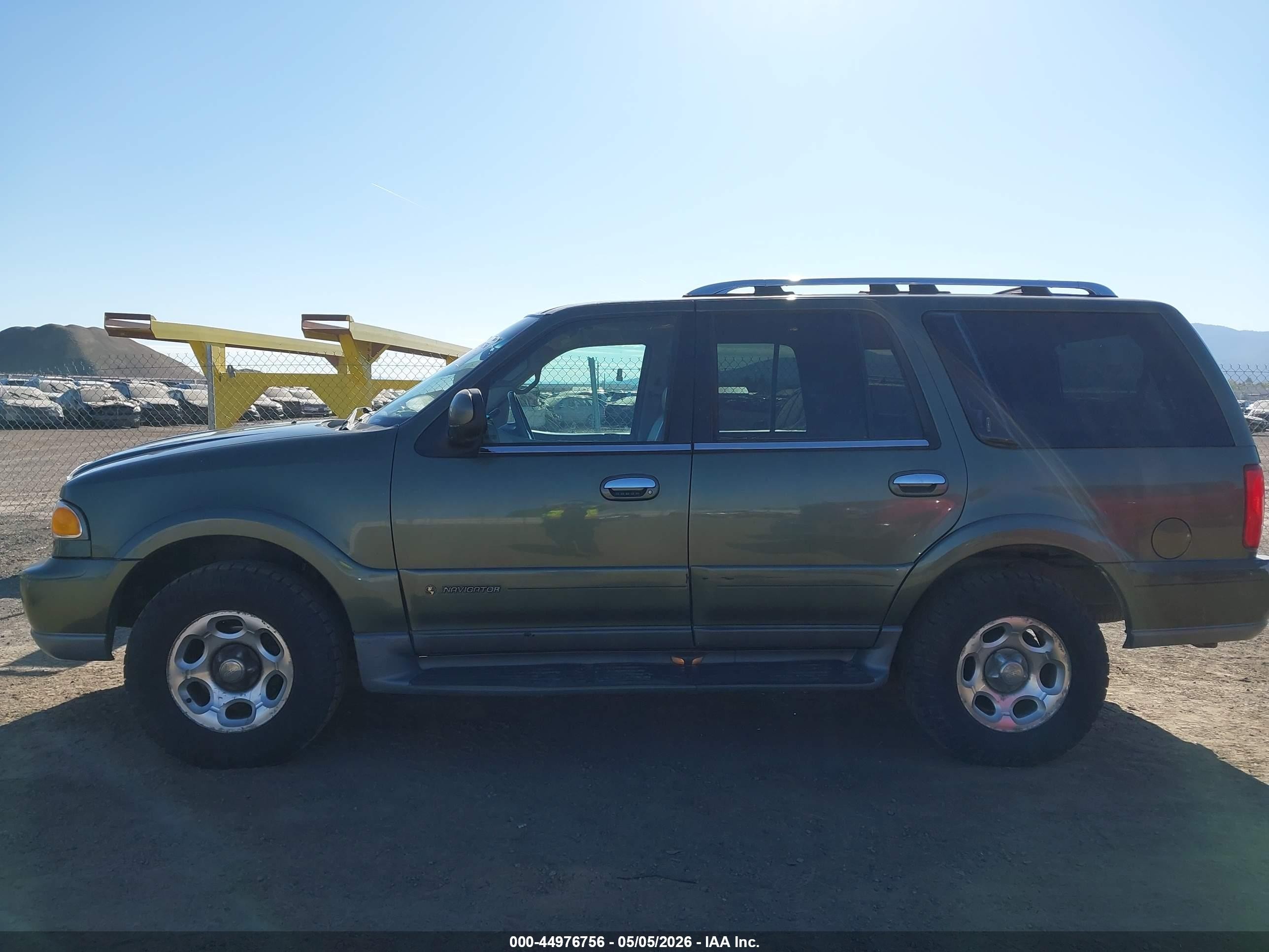 2001 Lincoln Navigator   Green vin: 5LMFU28A71LJ04341