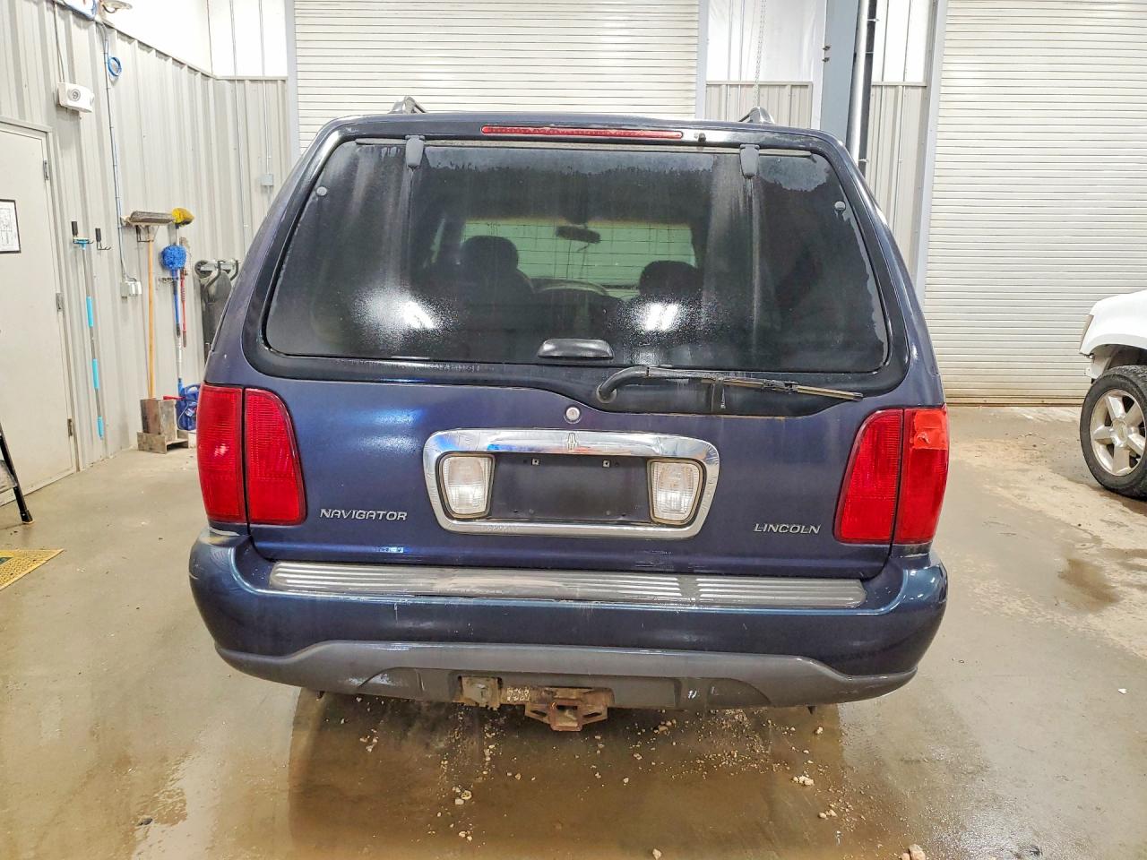 1998 Lincoln Navigator Blue vin: 5LMFU28L1WLJ03811