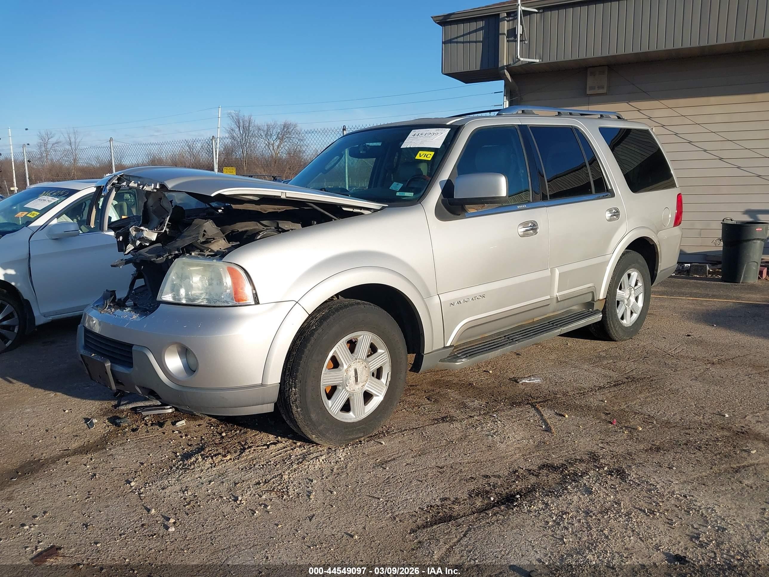 2004 Lincoln Navigator   Silver vin: 5LMFU28R04LJ39524