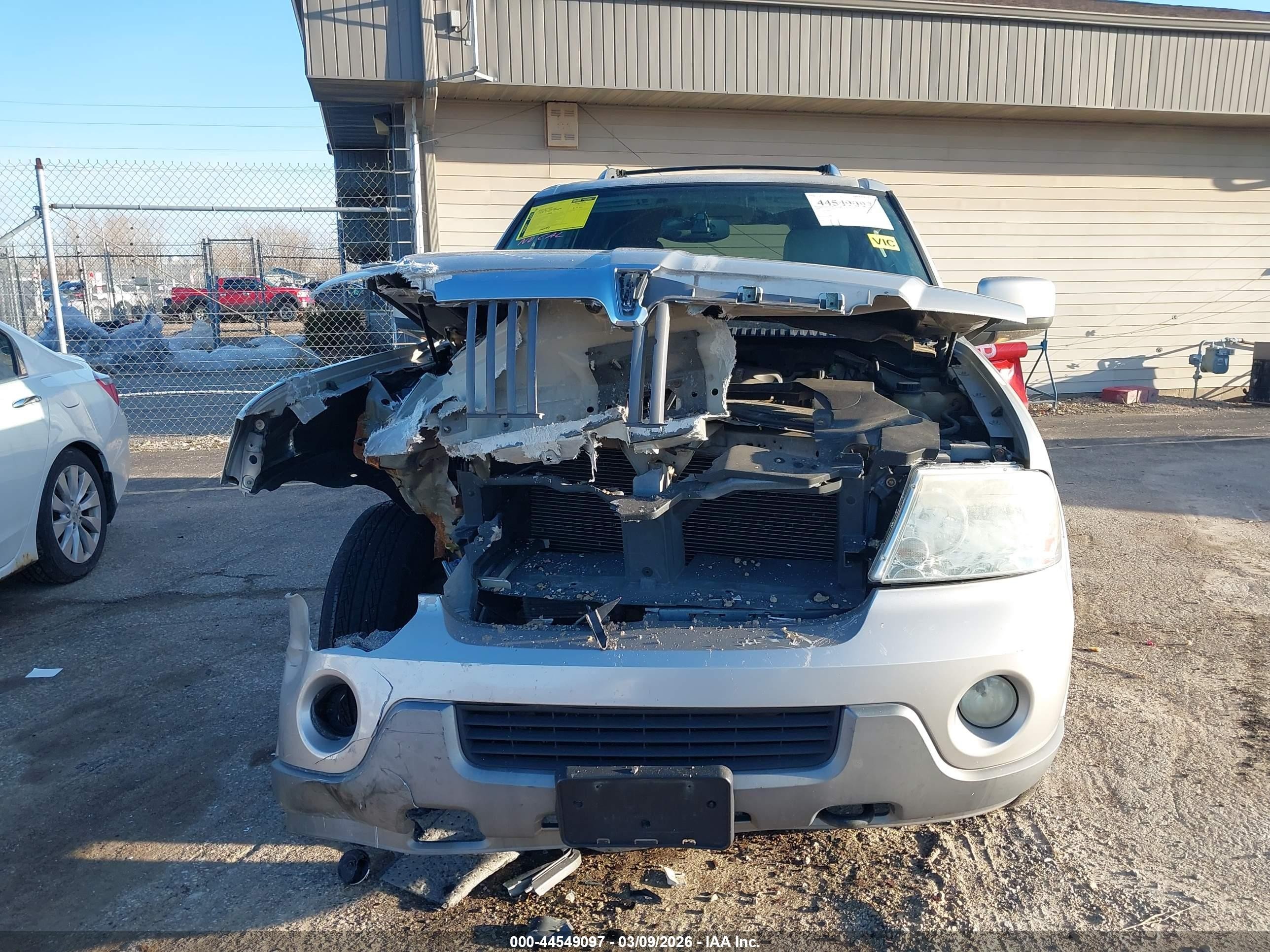 2004 Lincoln Navigator   Silver vin: 5LMFU28R04LJ39524