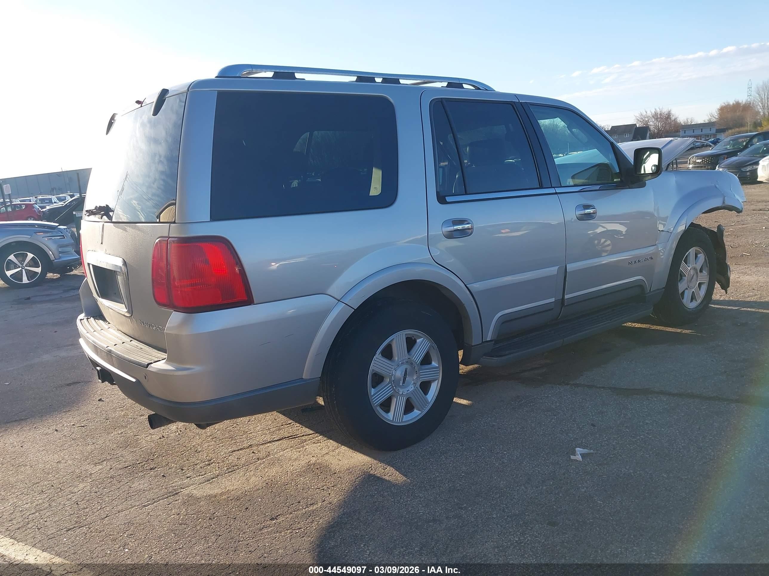 2004 Lincoln Navigator   Silver vin: 5LMFU28R04LJ39524