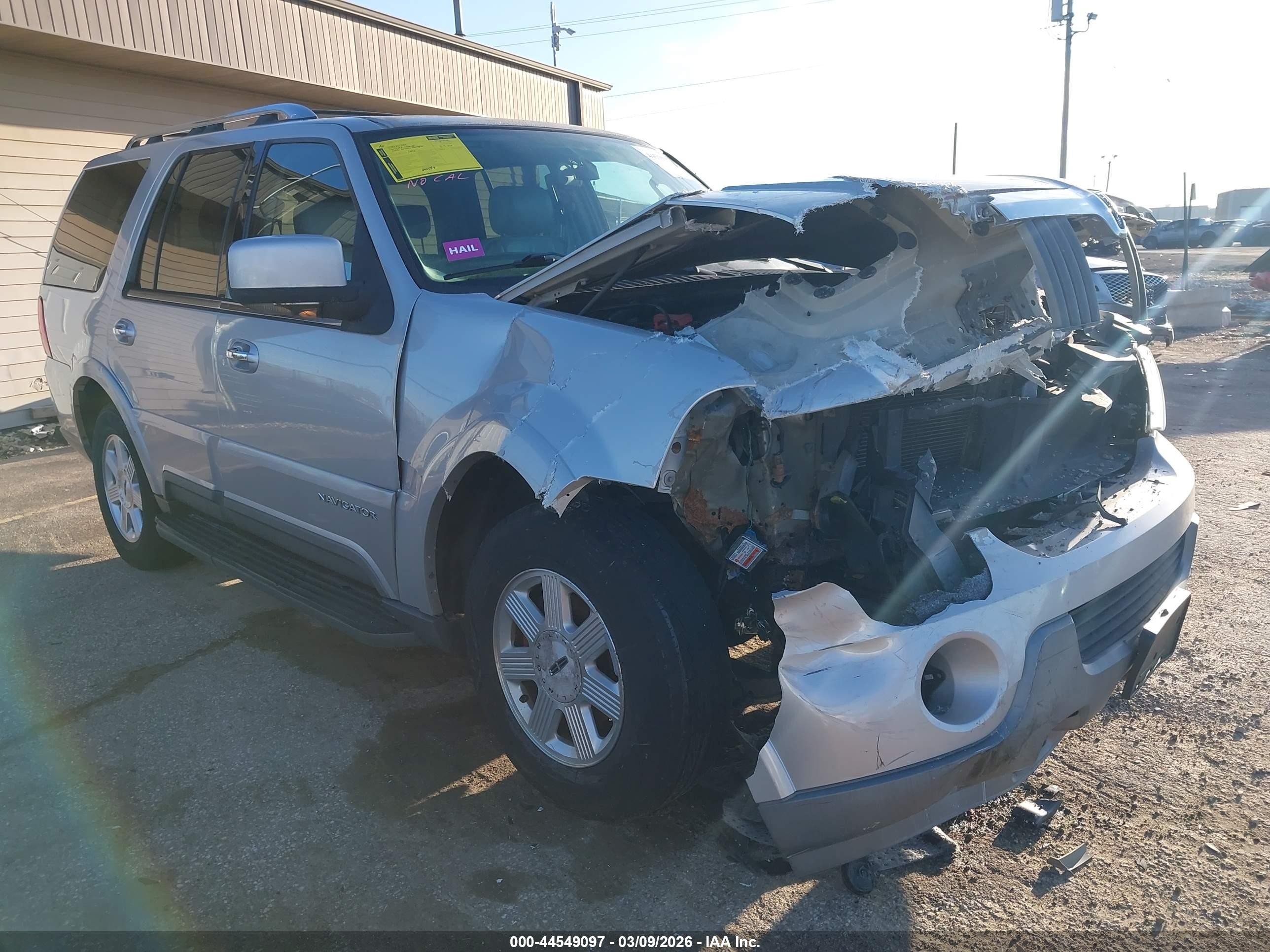 2004 Lincoln Navigator   Silver vin: 5LMFU28R04LJ39524