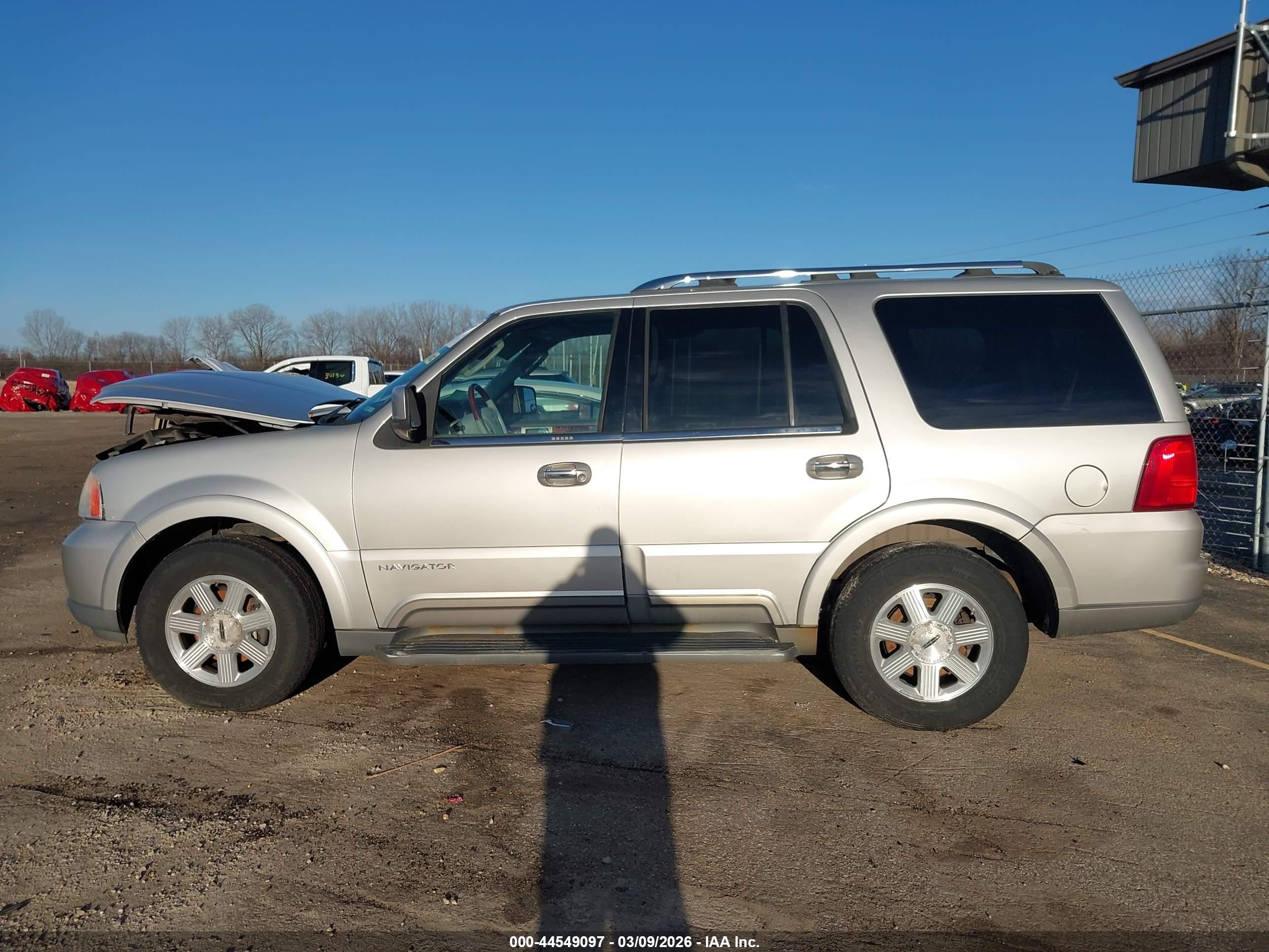 2004 Lincoln Navigator   Silver vin: 5LMFU28R04LJ39524