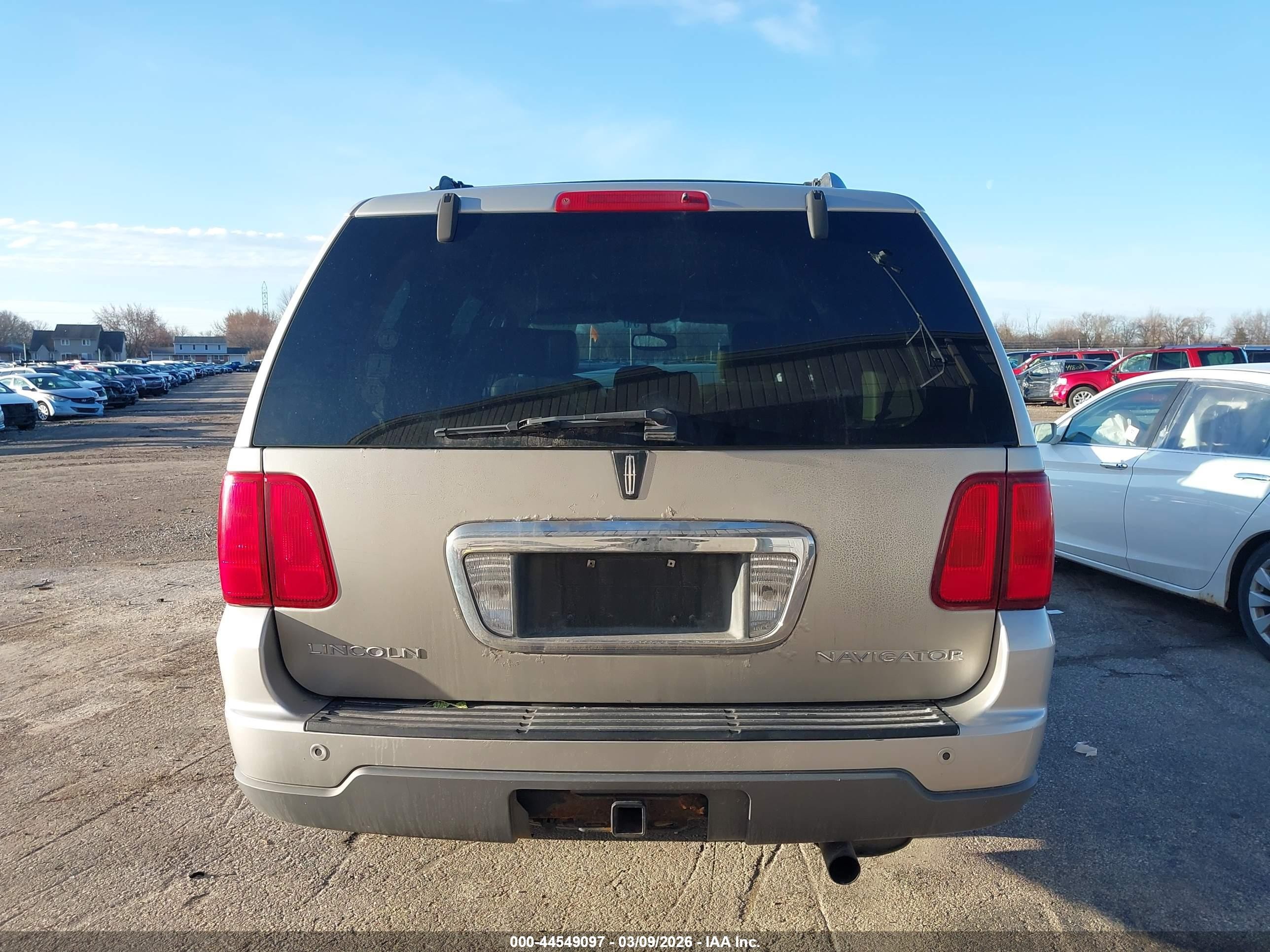 2004 Lincoln Navigator   Silver vin: 5LMFU28R04LJ39524