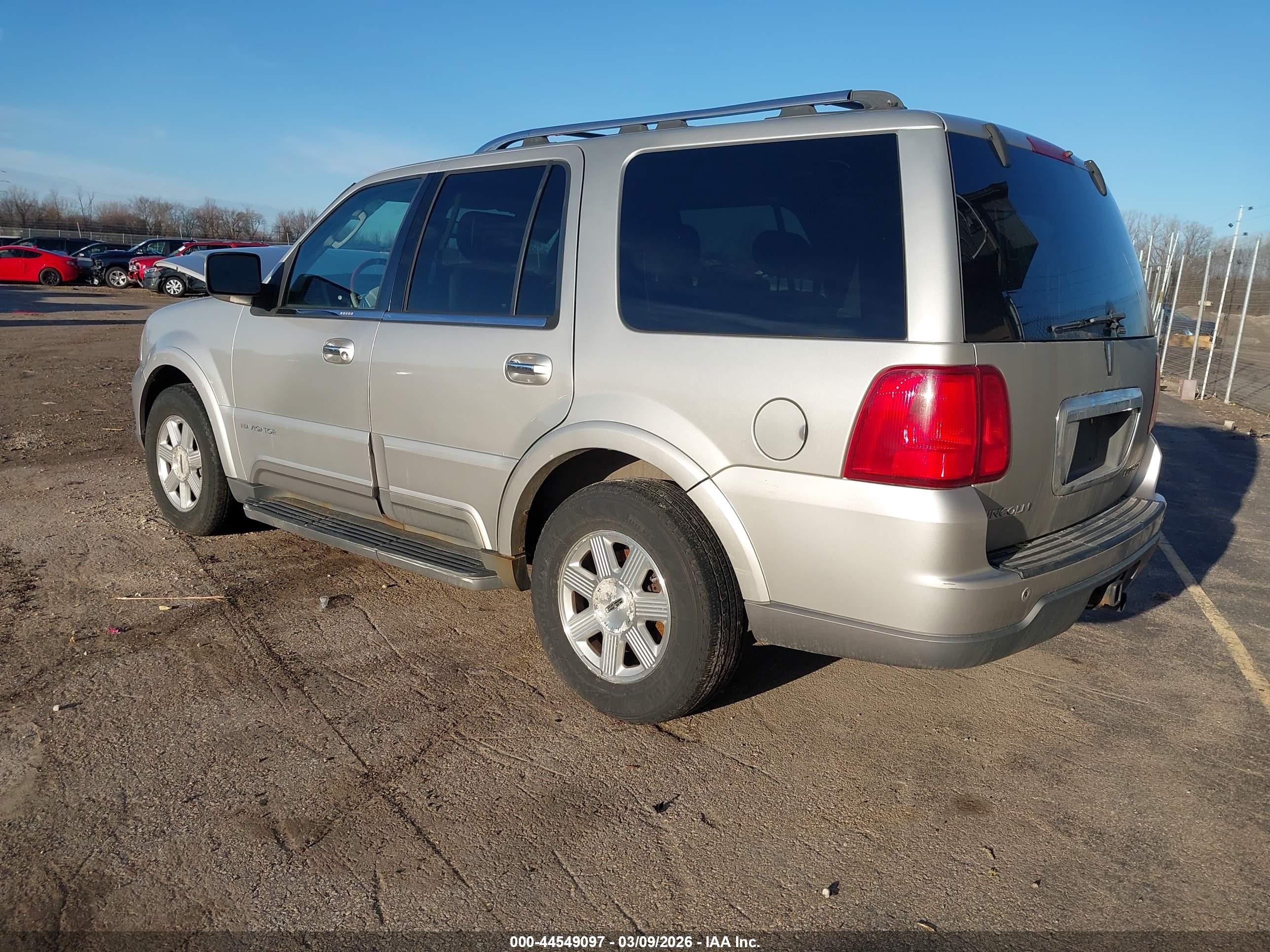 2004 Lincoln Navigator   Silver vin: 5LMFU28R04LJ39524