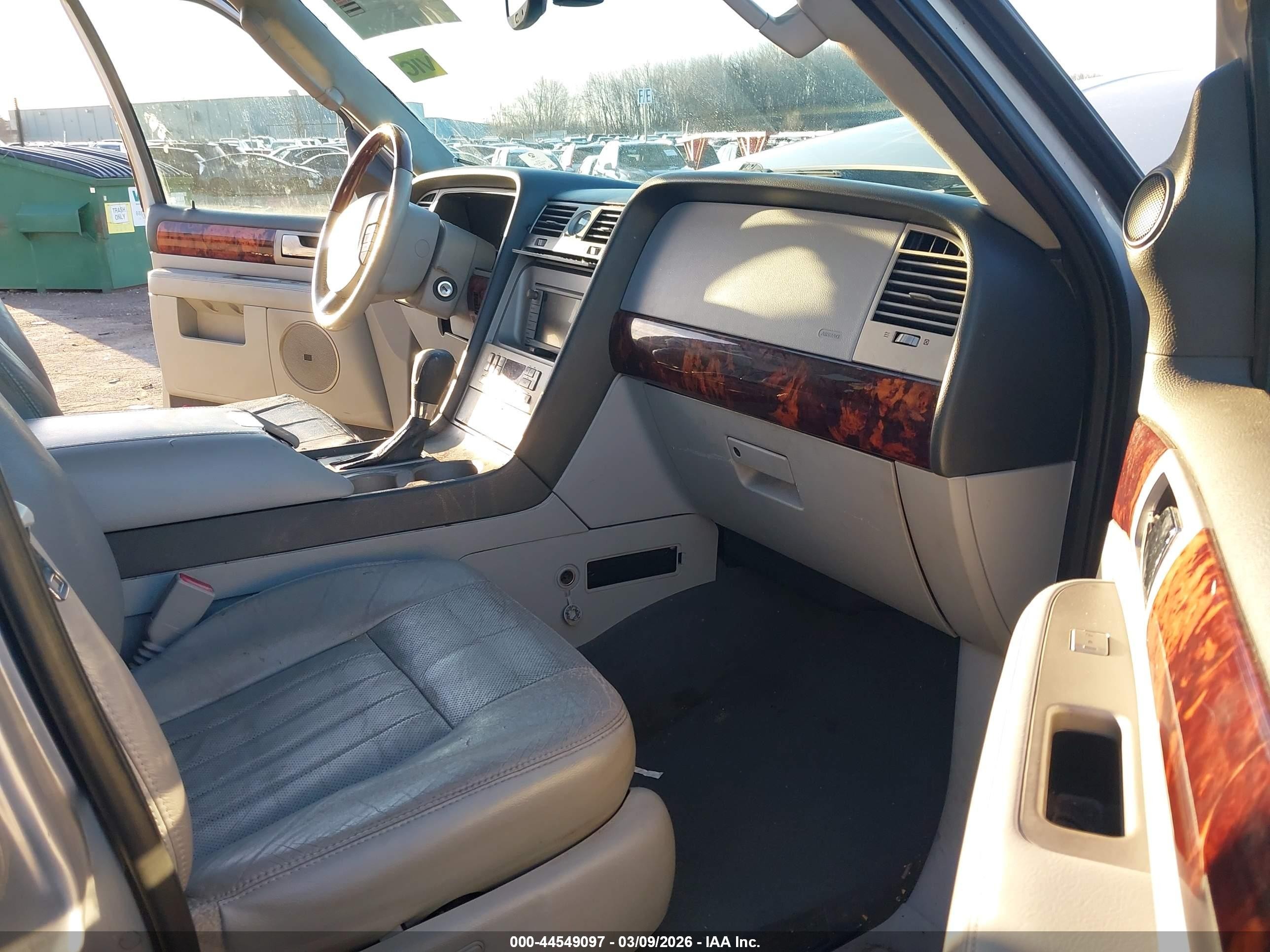 2004 Lincoln Navigator   Silver vin: 5LMFU28R04LJ39524