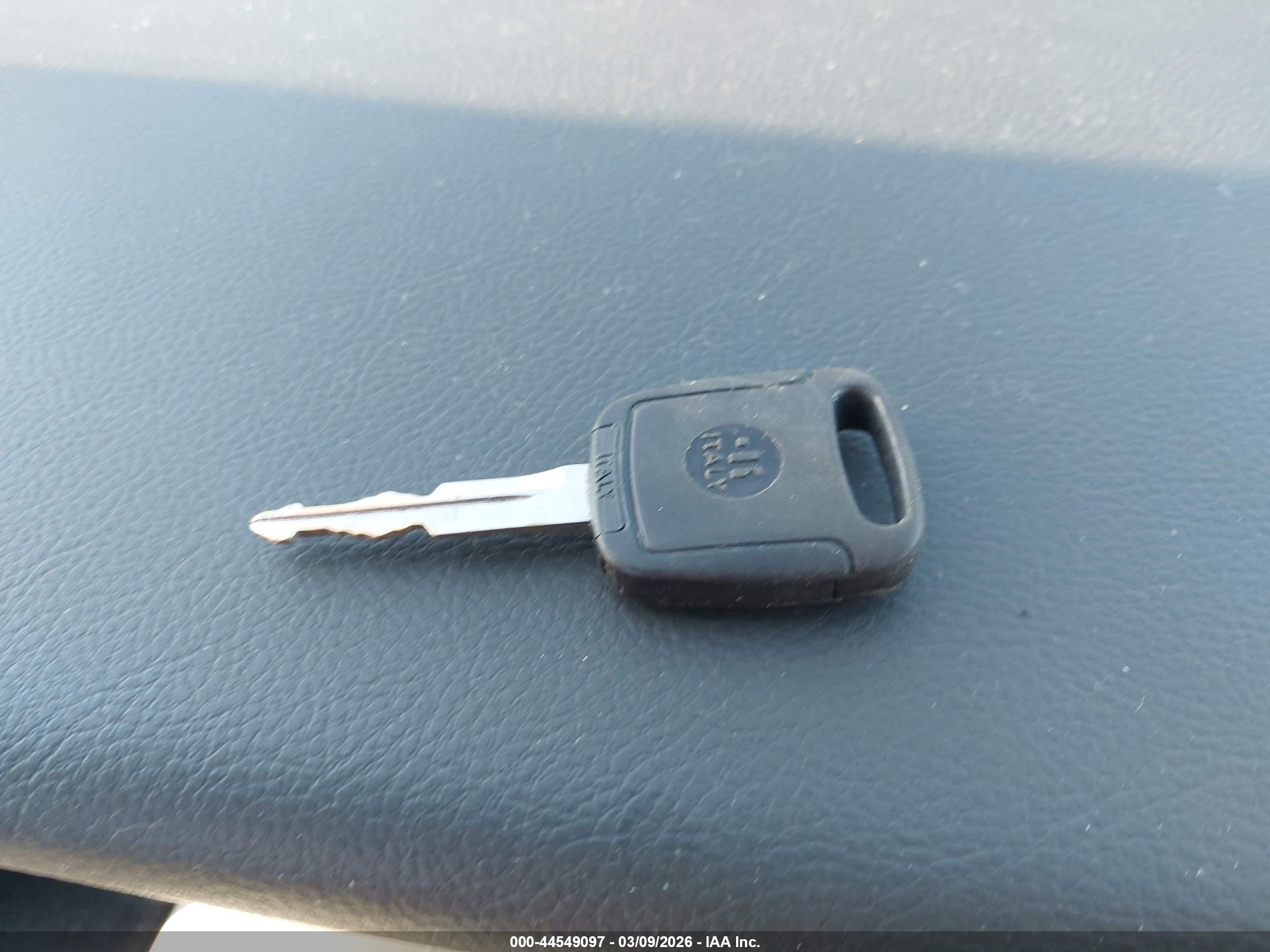 2004 Lincoln Navigator   Silver vin: 5LMFU28R04LJ39524