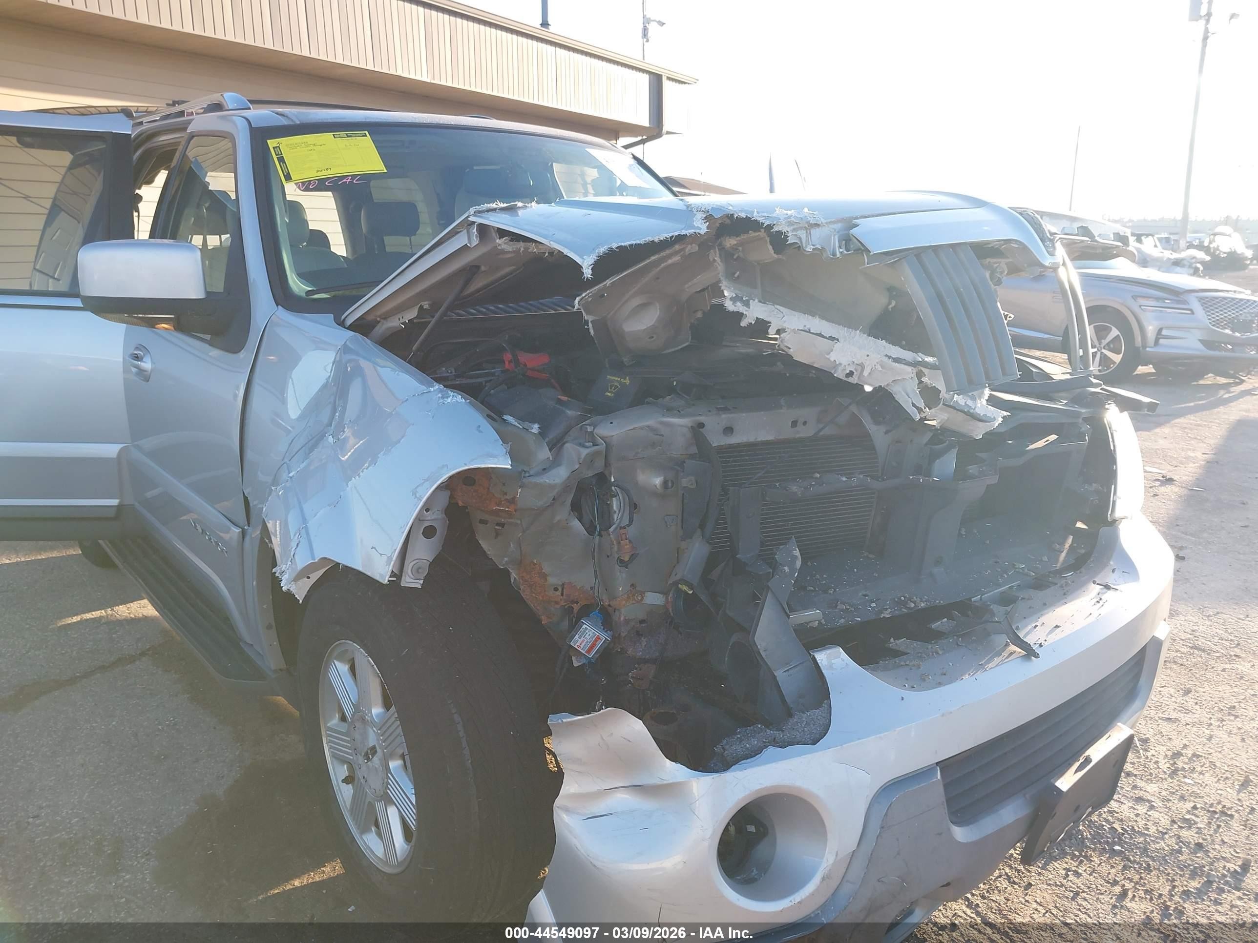 2004 Lincoln Navigator   Silver vin: 5LMFU28R04LJ39524