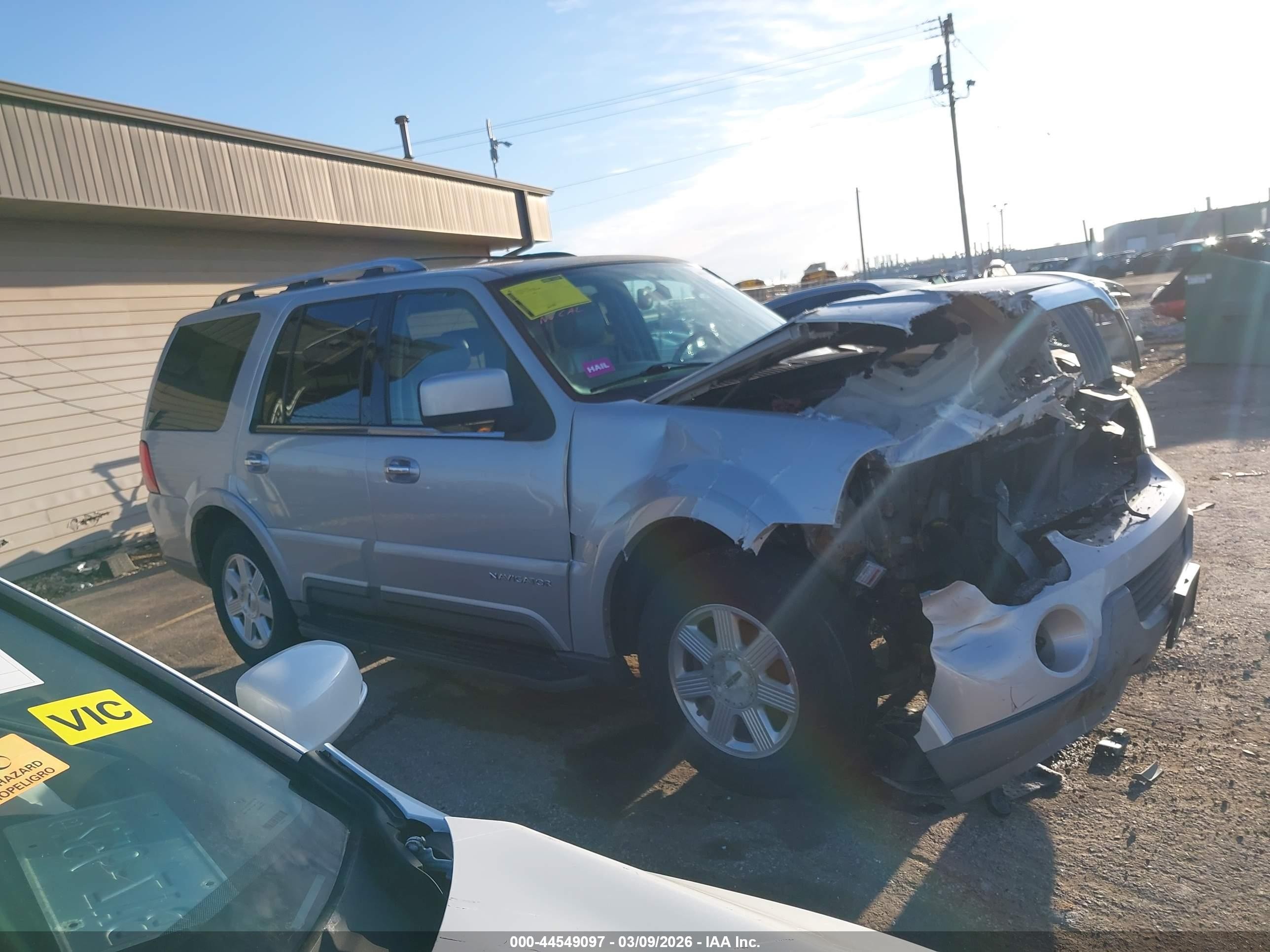 2004 Lincoln Navigator   Silver vin: 5LMFU28R04LJ39524