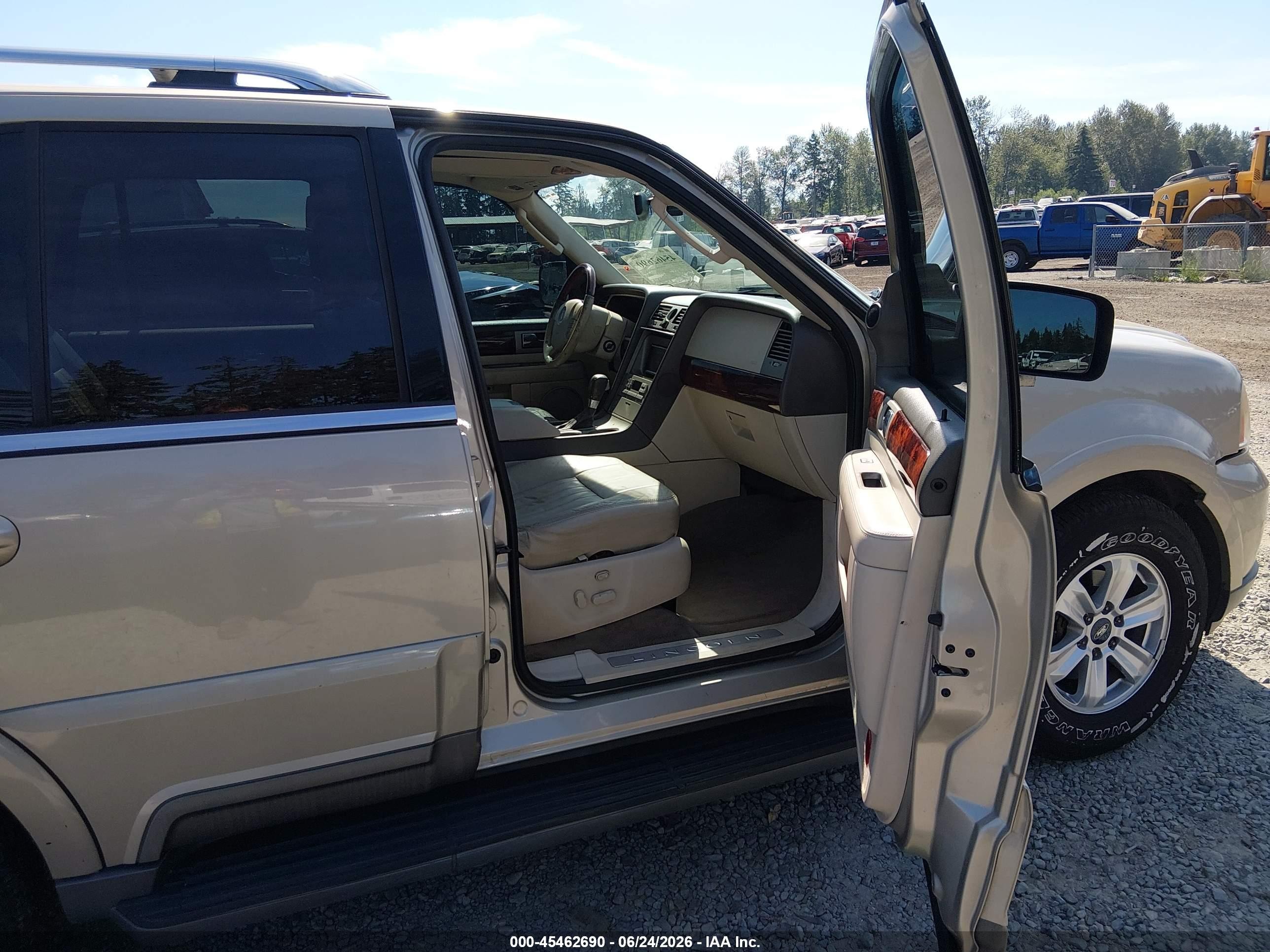 2004 Lincoln Navigator   Gold vin: 5LMFU28R04LJ43525