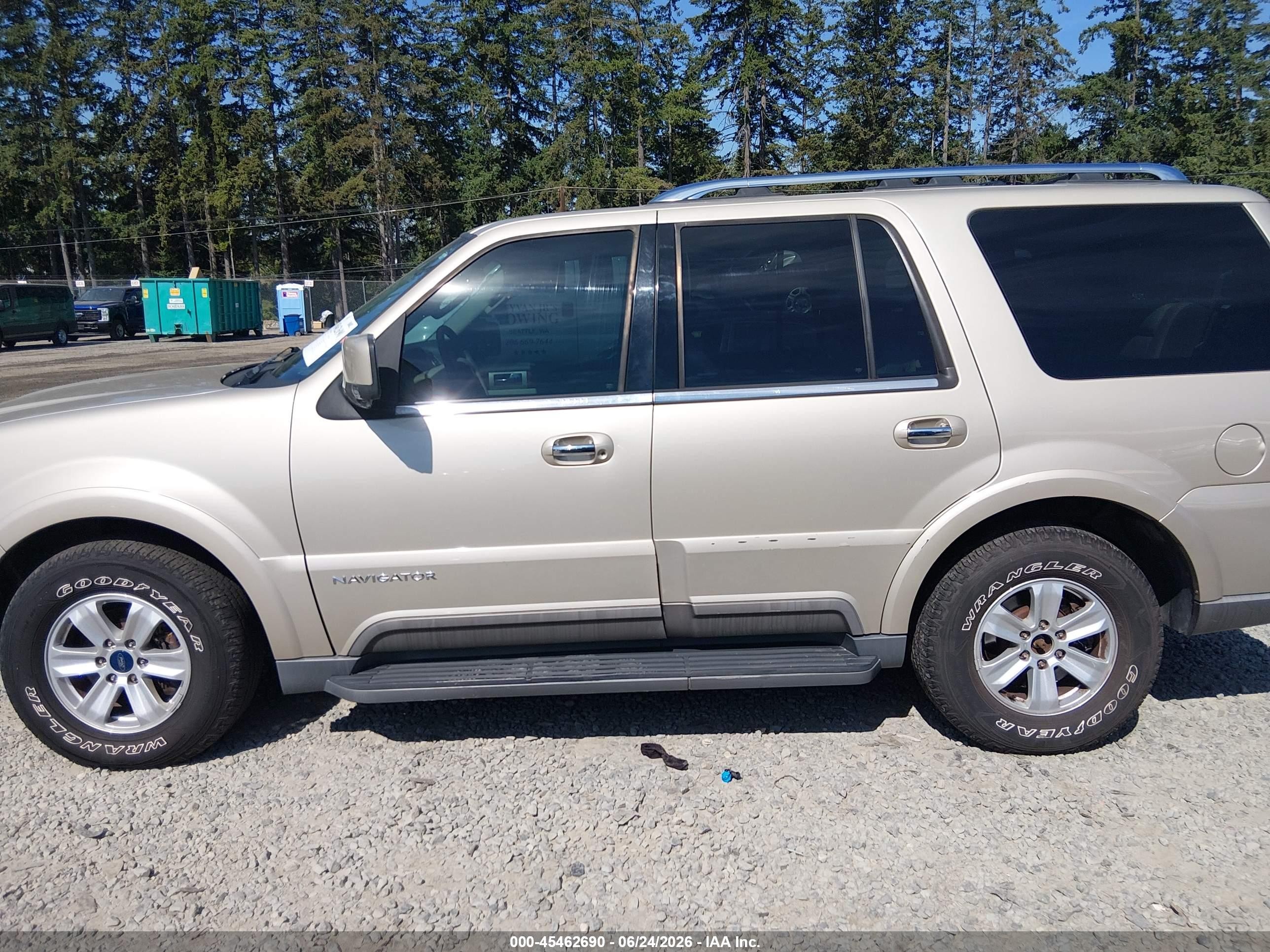 2004 Lincoln Navigator   Gold vin: 5LMFU28R04LJ43525