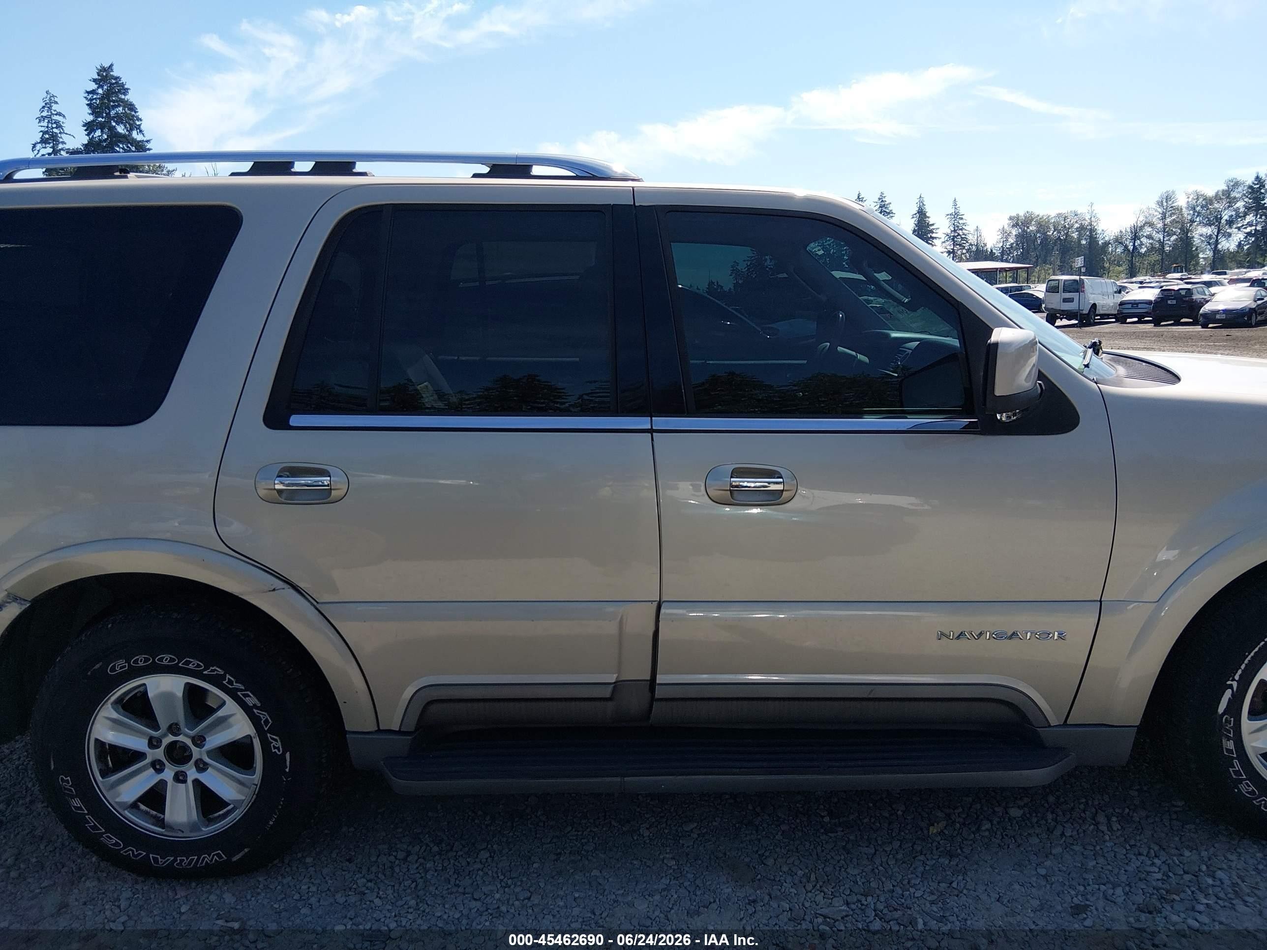 2004 Lincoln Navigator   Gold vin: 5LMFU28R04LJ43525