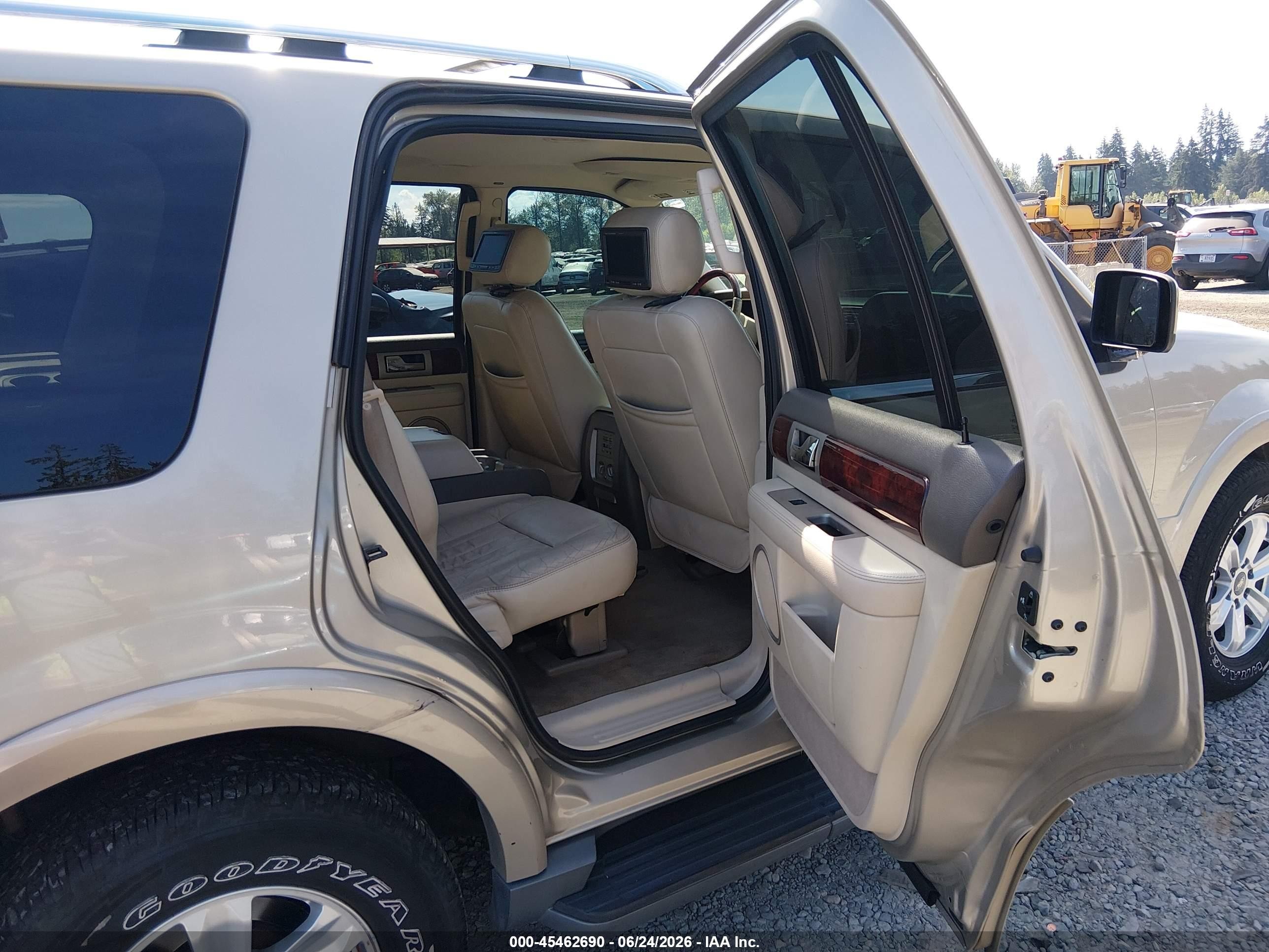 2004 Lincoln Navigator   Gold vin: 5LMFU28R04LJ43525