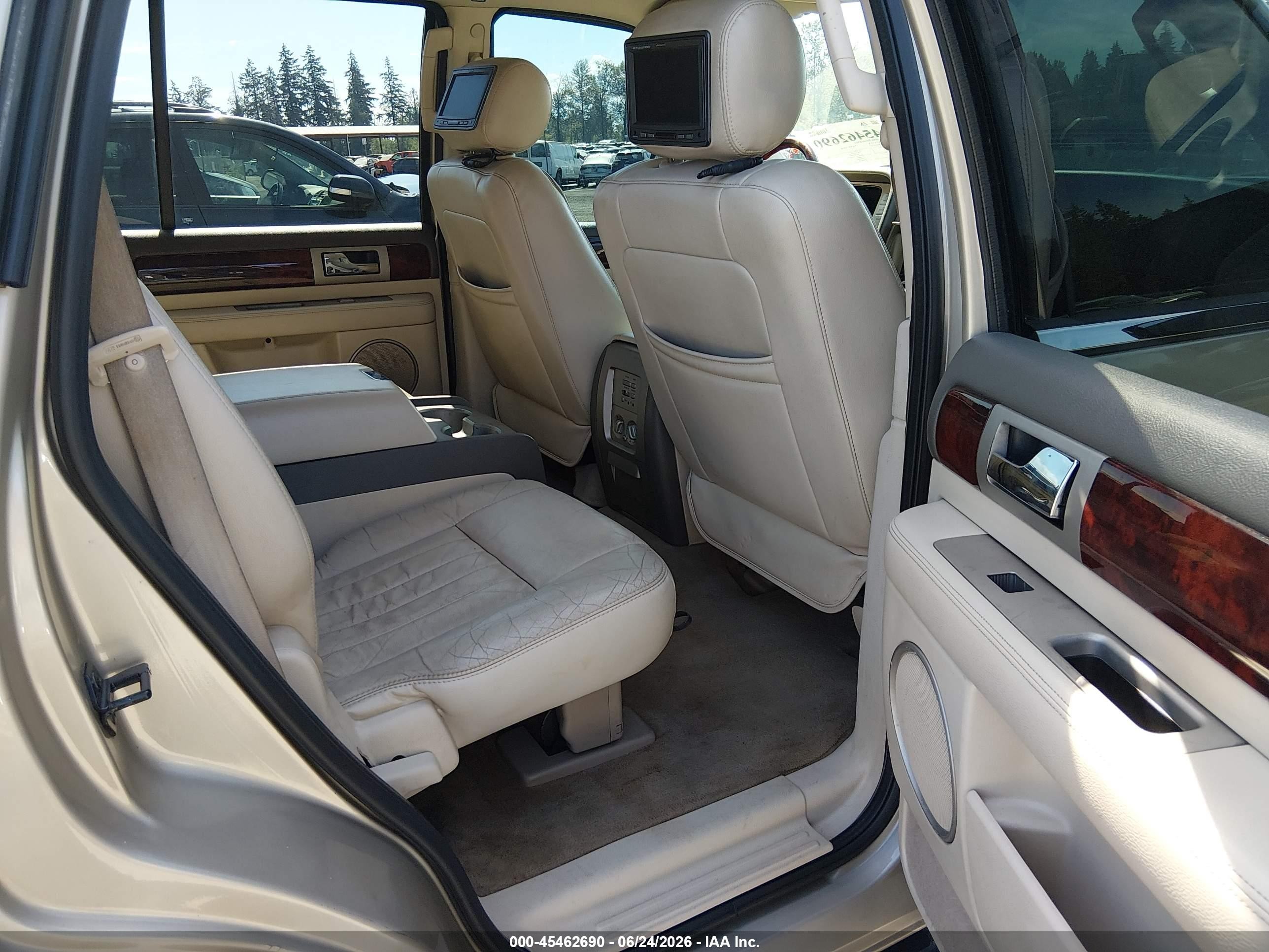 2004 Lincoln Navigator   Gold vin: 5LMFU28R04LJ43525
