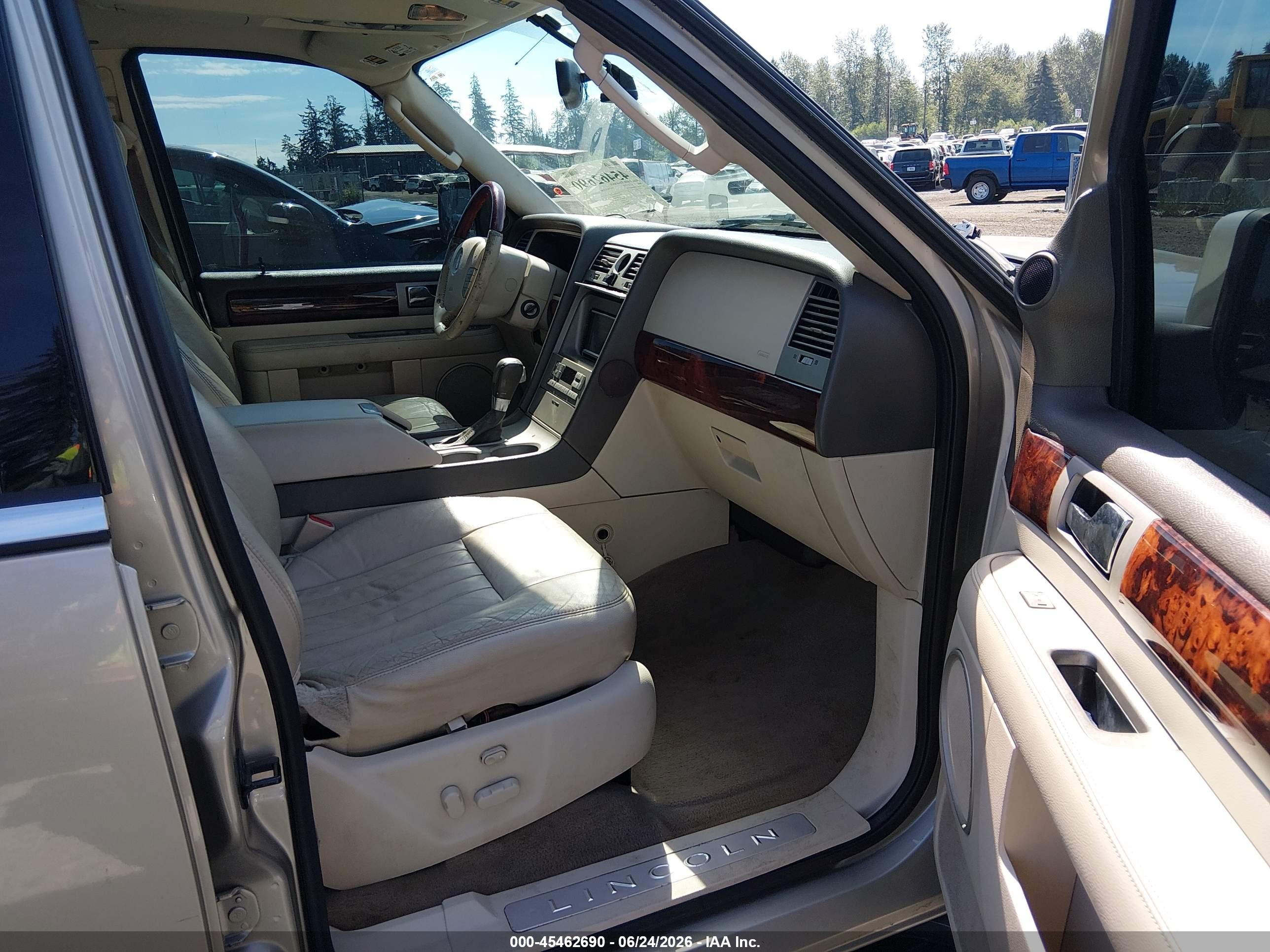 2004 Lincoln Navigator   Gold vin: 5LMFU28R04LJ43525