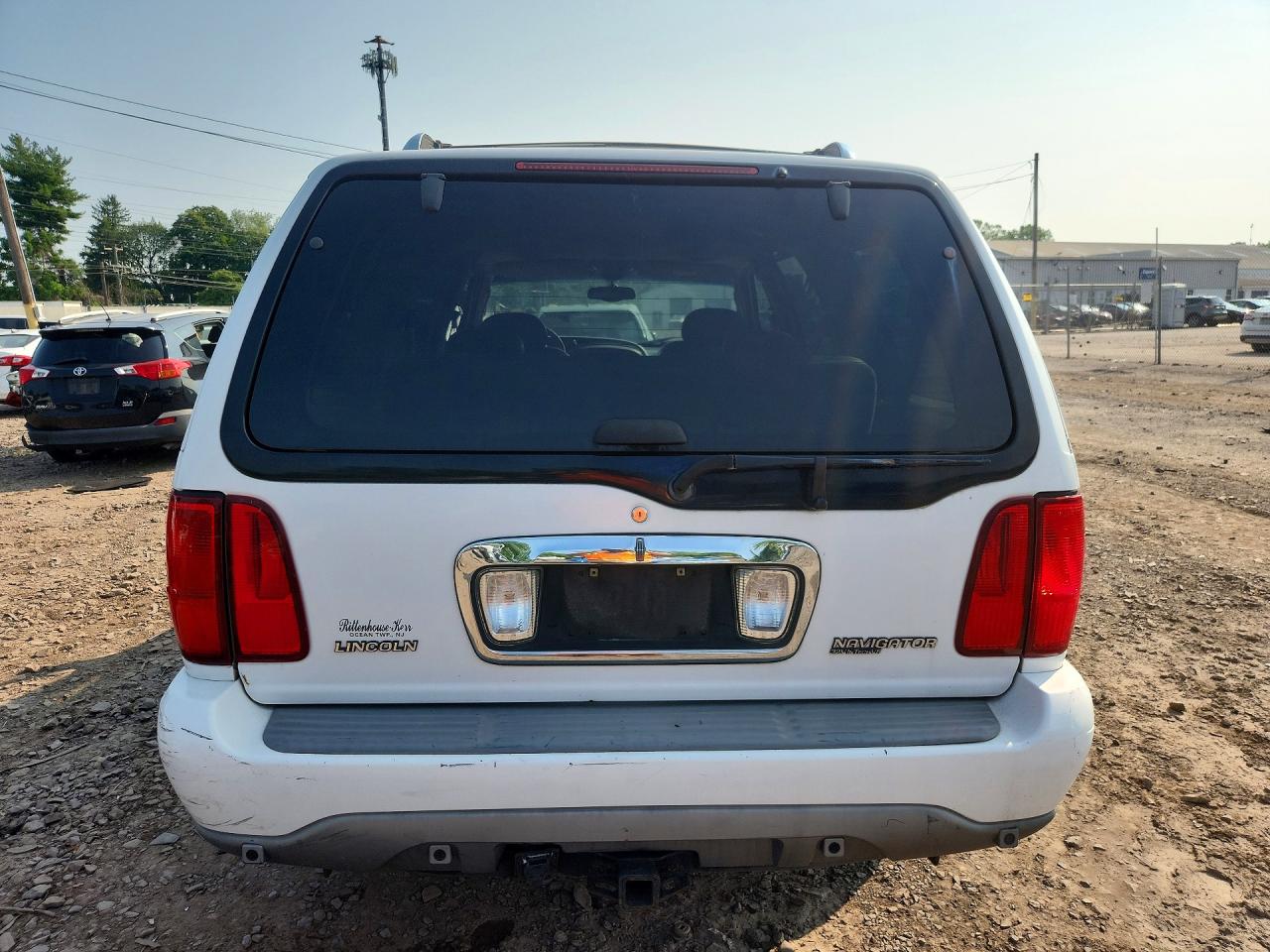 2001 Lincoln Navigator White vin: 5LMFU28R11LJ15714