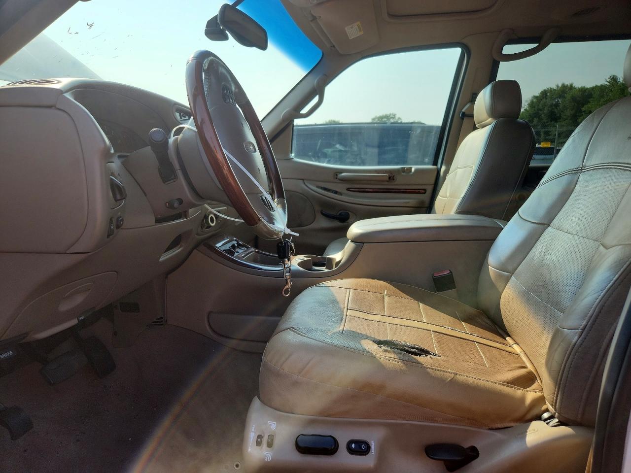 2001 Lincoln Navigator White vin: 5LMFU28R11LJ15714