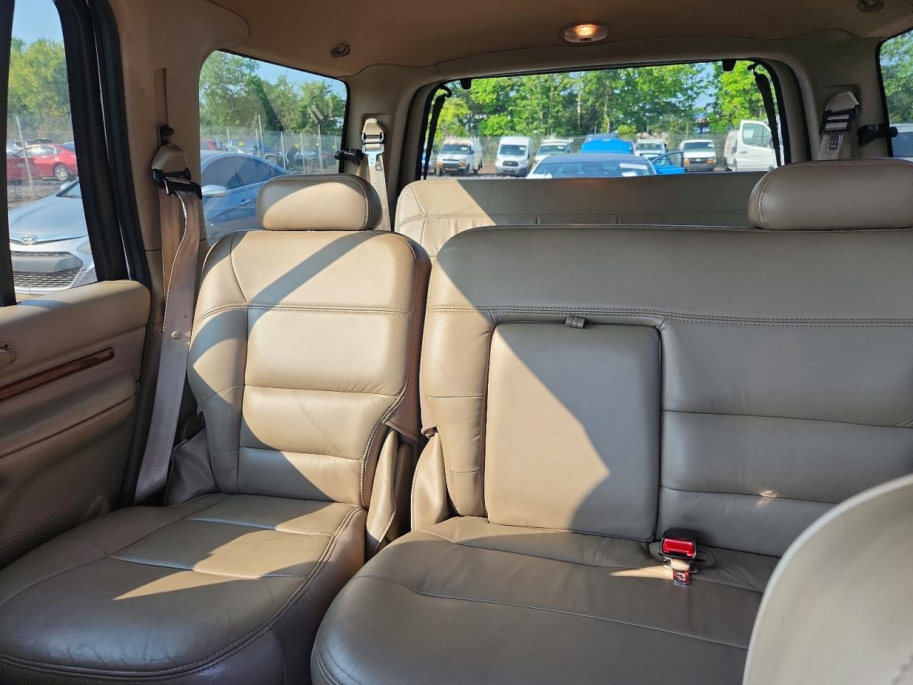 2001 Lincoln Navigator White vin: 5LMFU28R11LJ15714