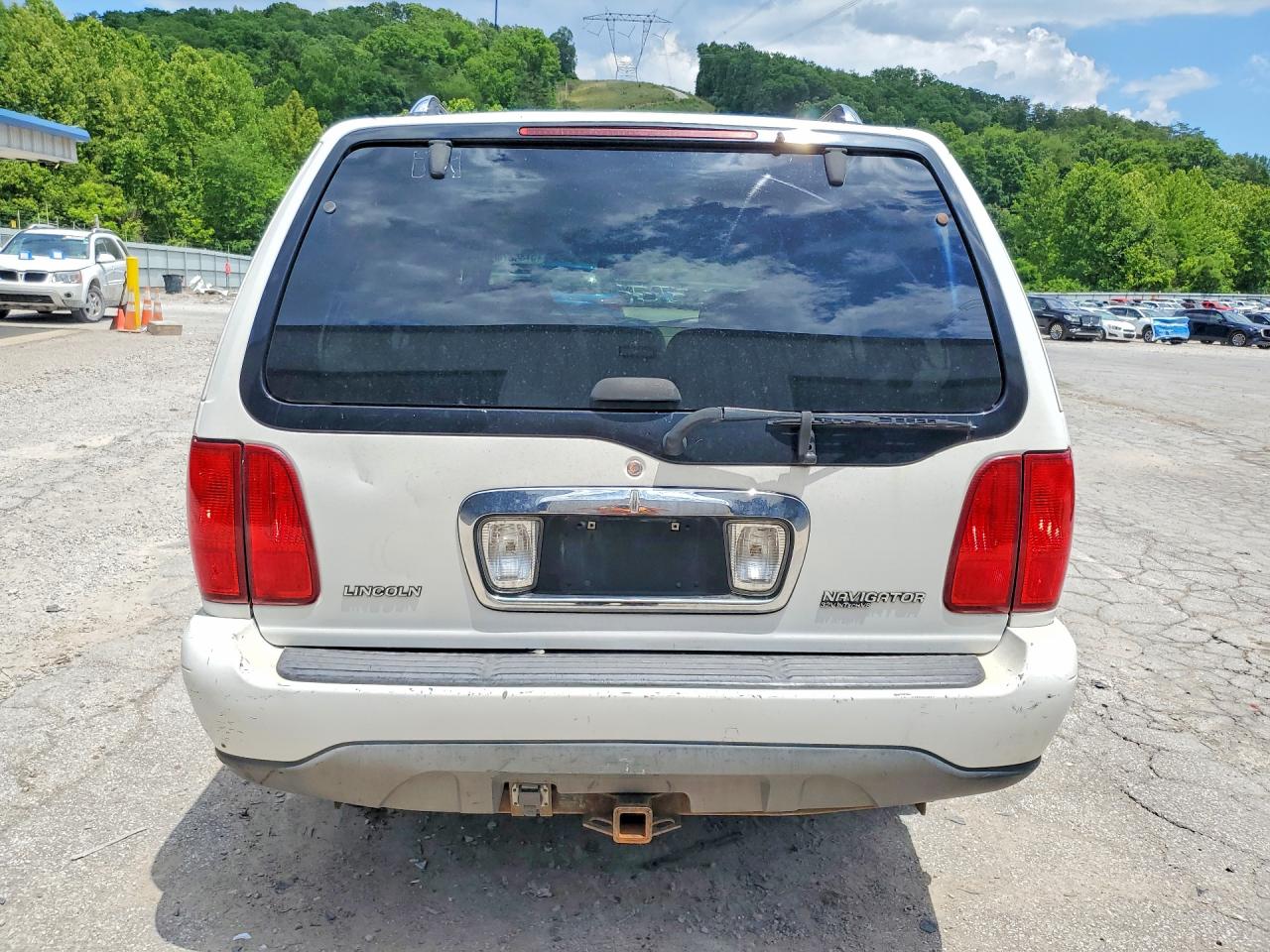 2001 Lincoln Navigator White vin: 5LMFU28R21LJ20243