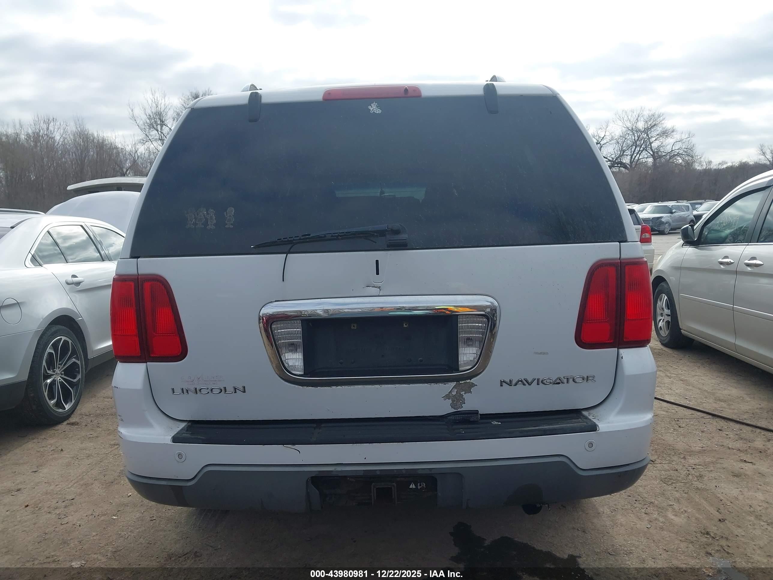 2003 Lincoln Navigator   Белый vin: 5LMFU28R23LJ10296