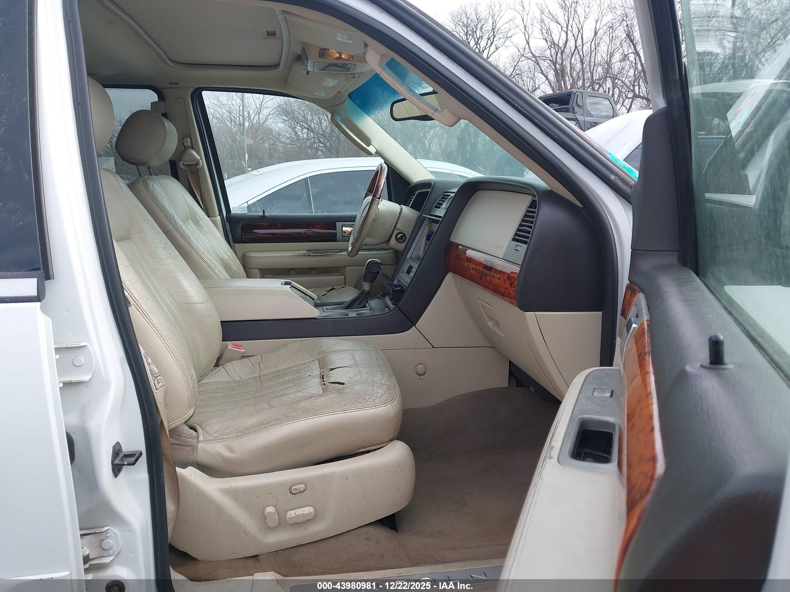 2003 Lincoln Navigator   Белый vin: 5LMFU28R23LJ10296