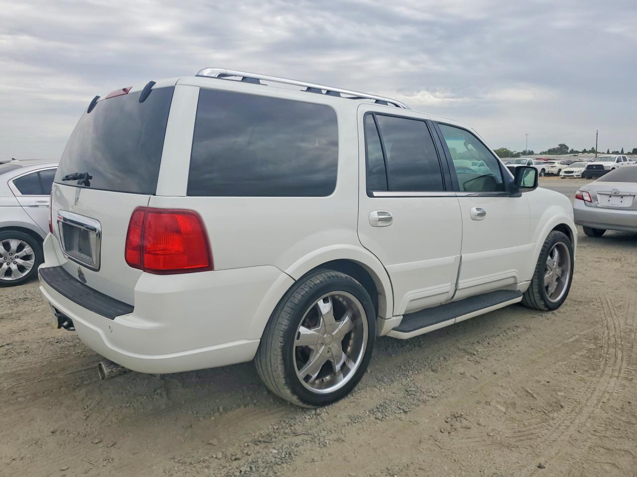 2003 Lincoln Navigator Белый vin: 5LMFU28R33LJ27009