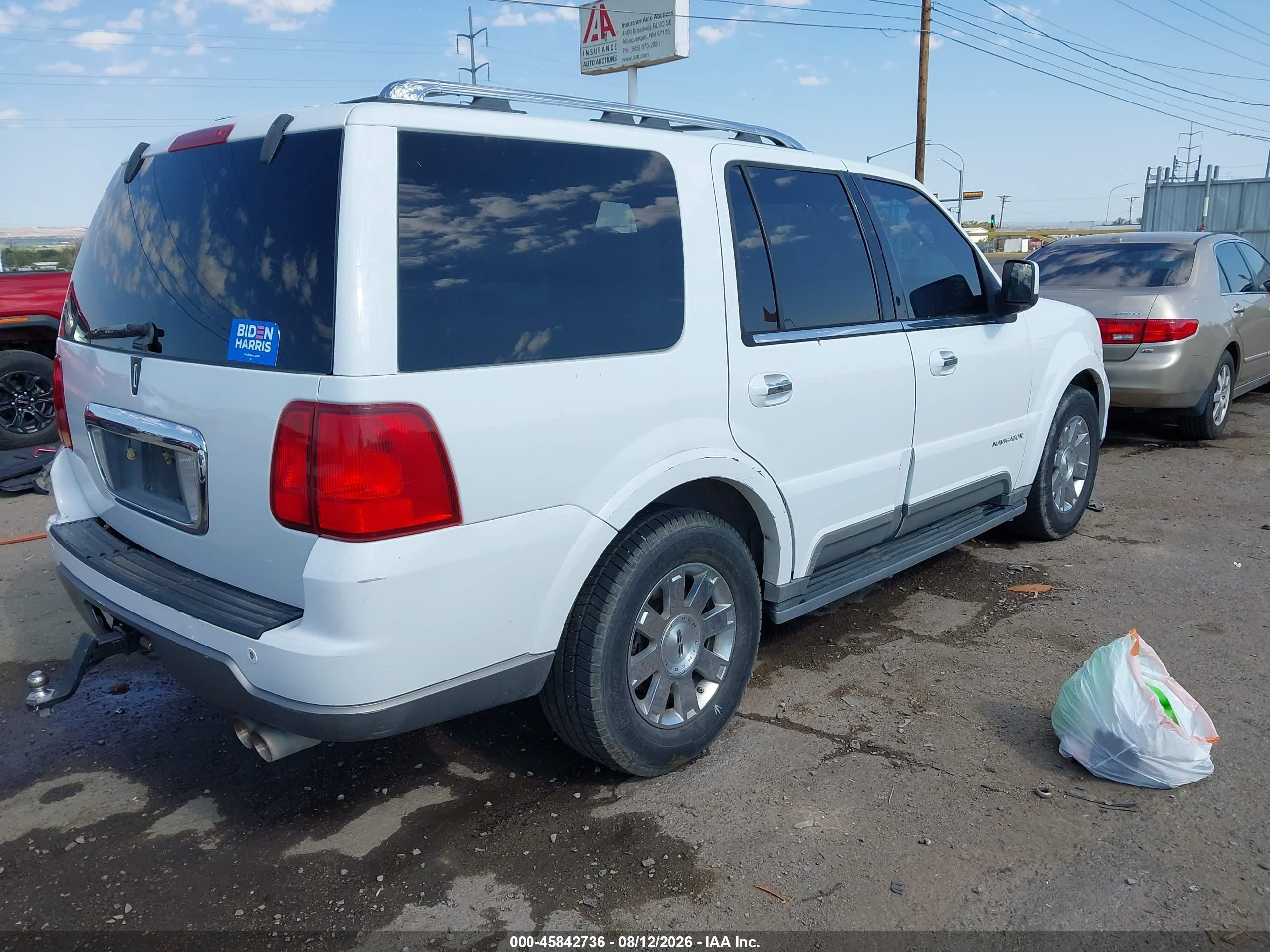 2004 Lincoln Navigator   White vin: 5LMFU28R44LJ42796