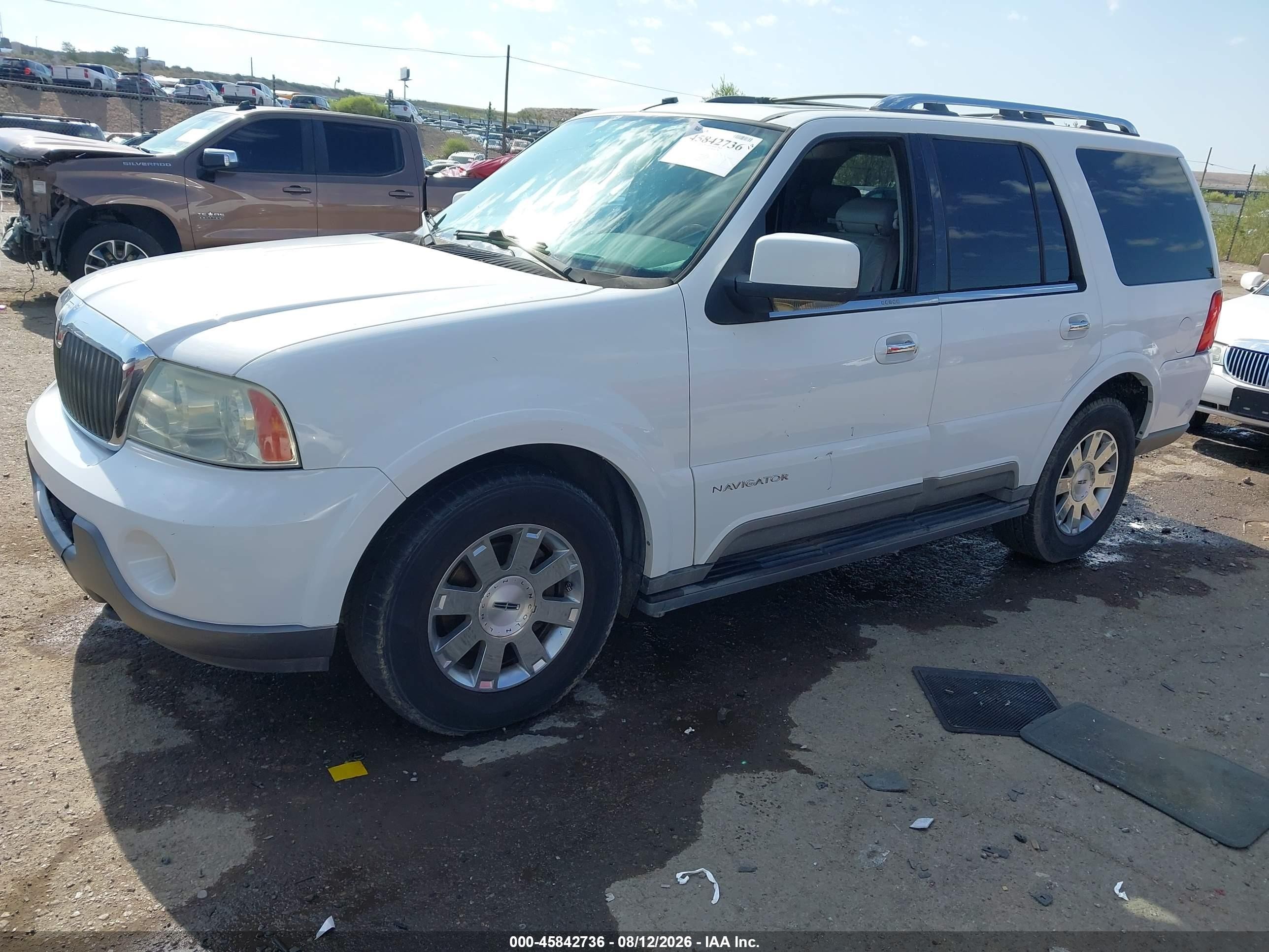 2004 Lincoln Navigator   White vin: 5LMFU28R44LJ42796