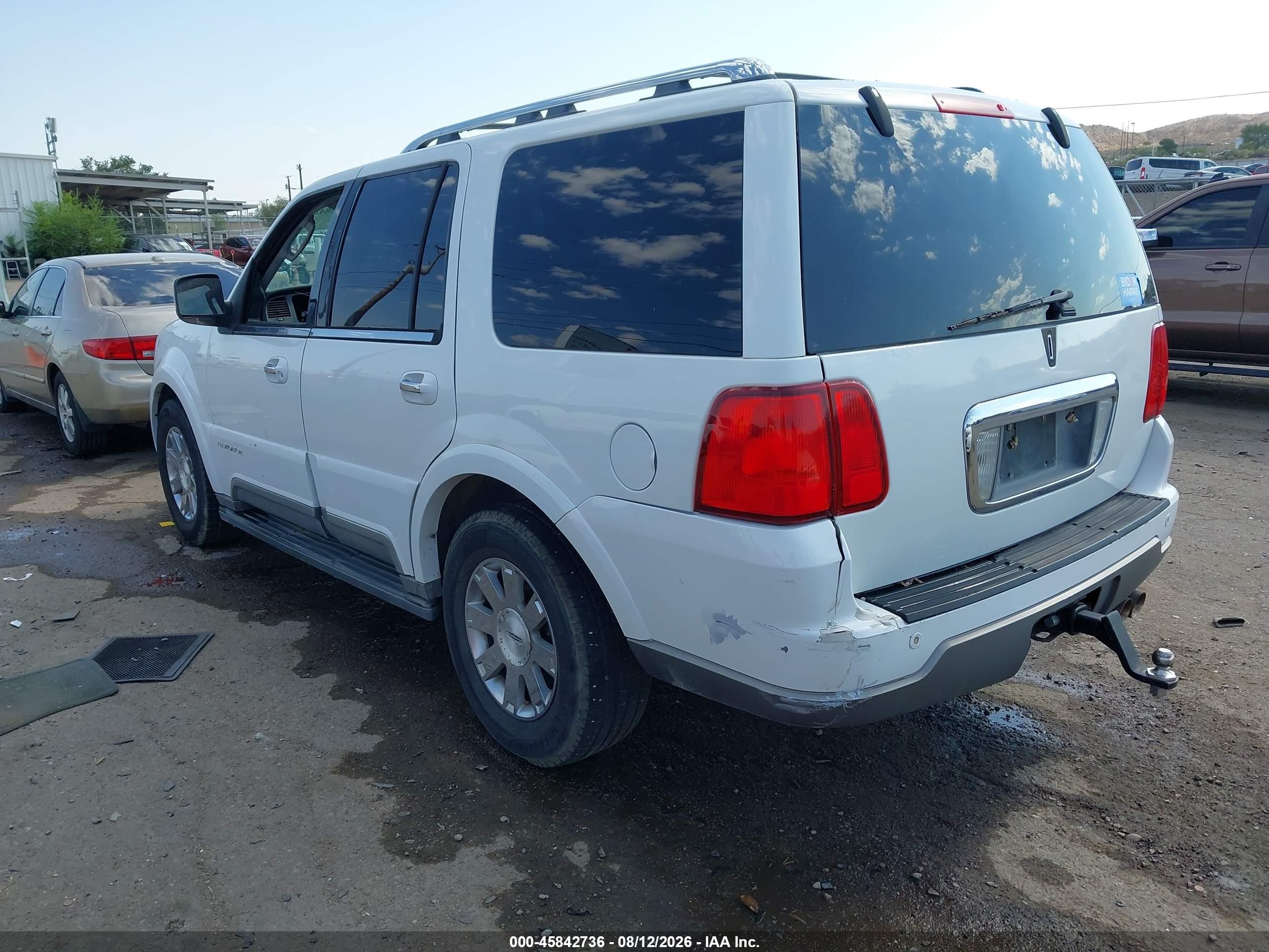 2004 Lincoln Navigator   White vin: 5LMFU28R44LJ42796