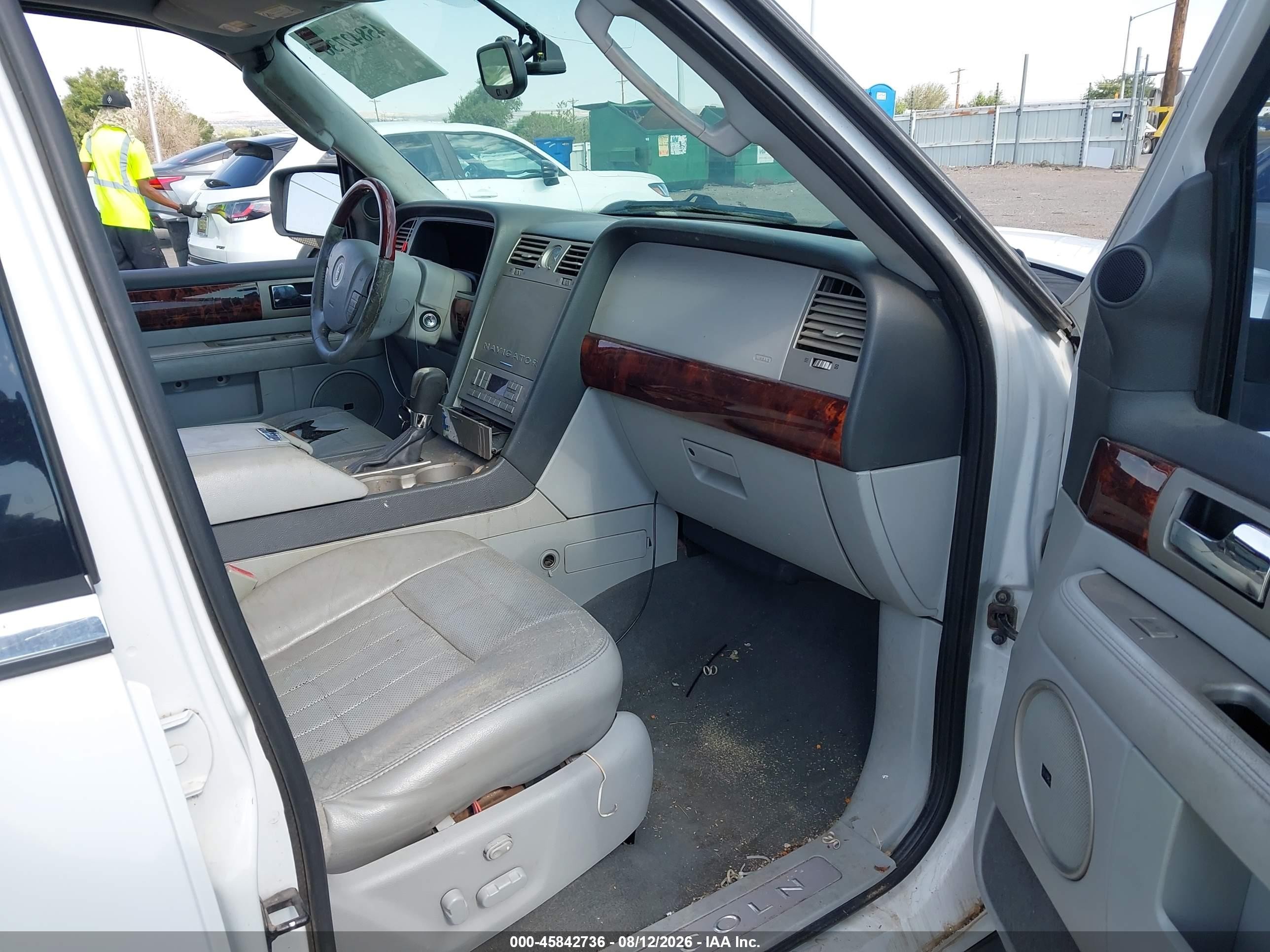 2004 Lincoln Navigator   White vin: 5LMFU28R44LJ42796